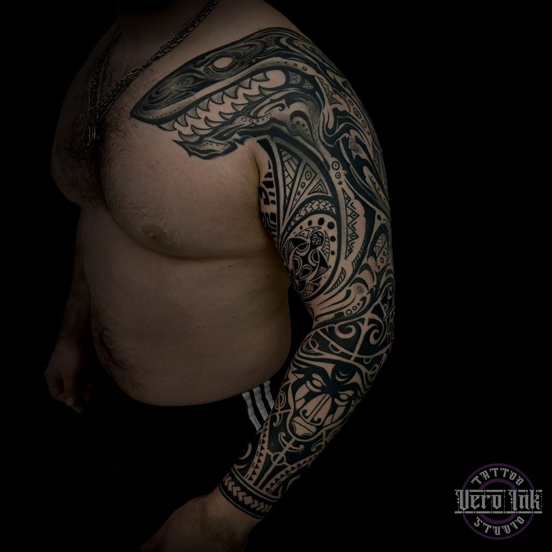 Wytatuowany na całej ręce tatuaż na wzór polinezyjskich wojowników zakończony rekinem na ramieniu. tatuaż na bliznę Szczecin