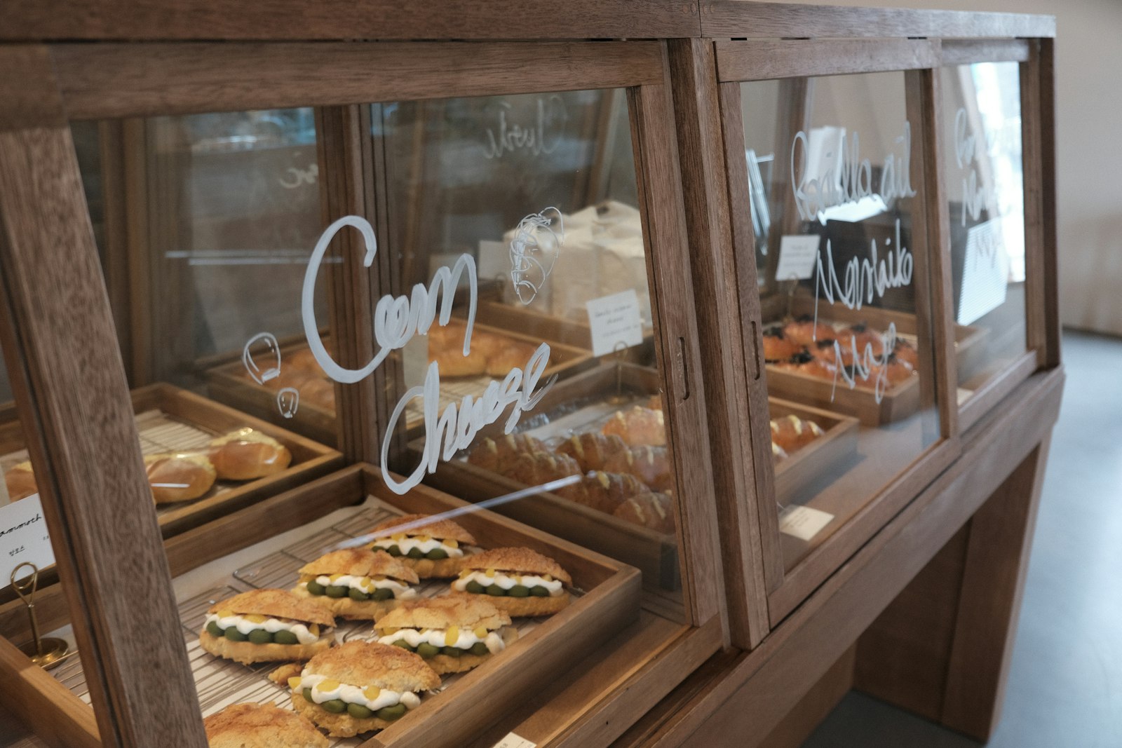 Vitrina de panadería con pan y repostería recién horneados