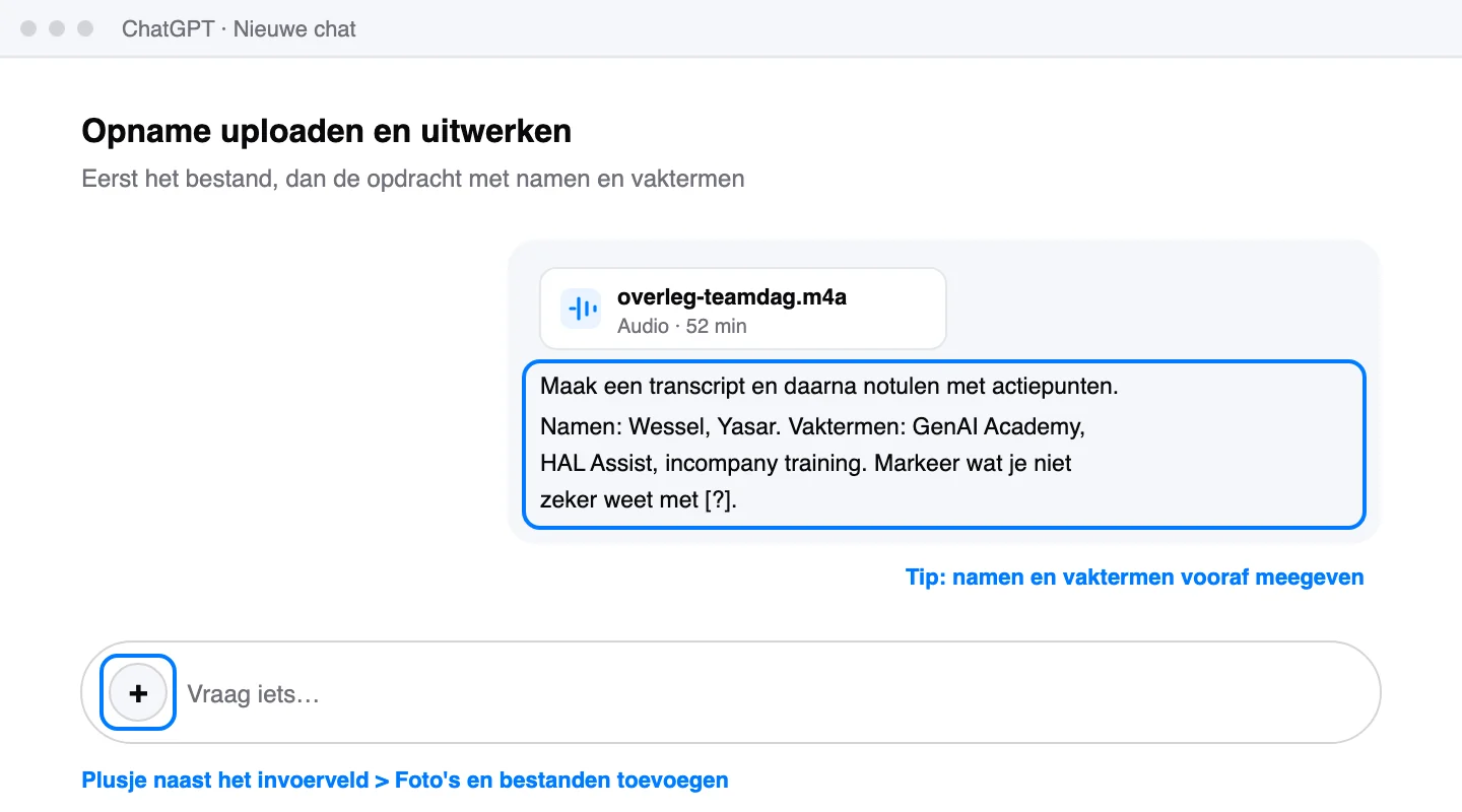 Schets van een chat in ChatGPT met een geüpload audiobestand overleg-teamdag.m4a, een opdracht met namen en vaktermen eronder en het plusje naast het invoerveld gemarkeerd