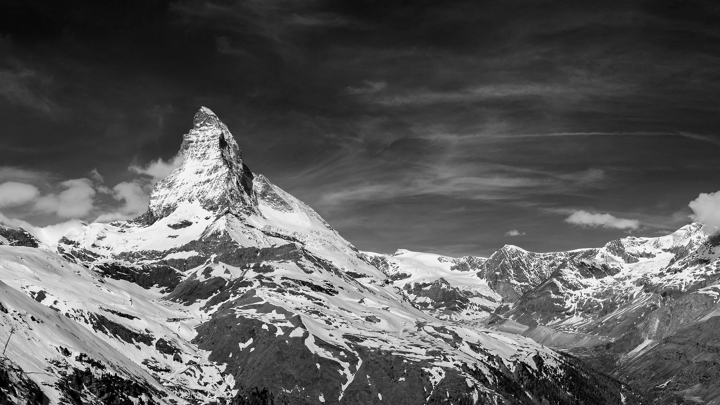 Royal Capital Management brand image of mountain peak