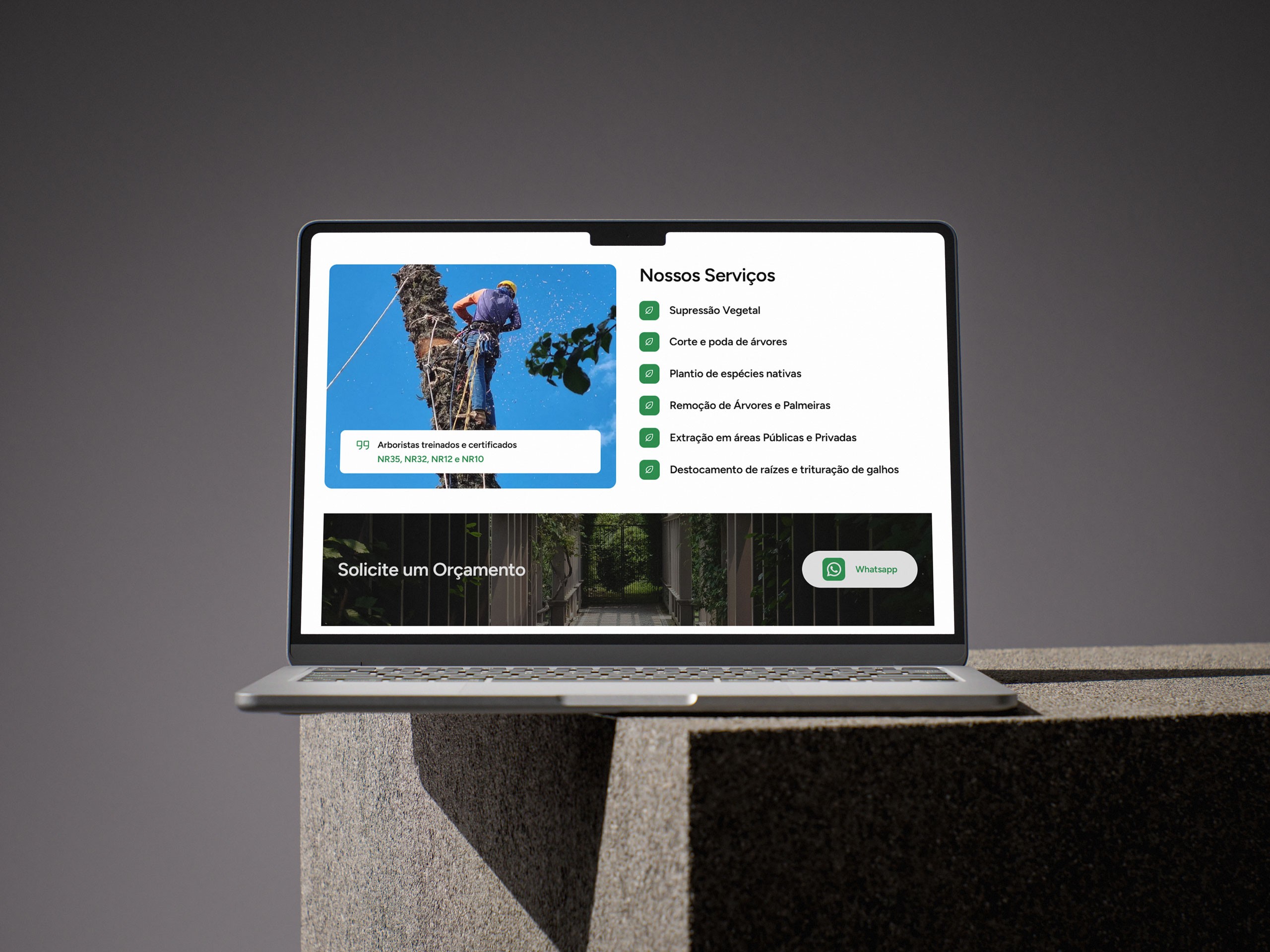 Pagina serviços site MB Podas em um notebook