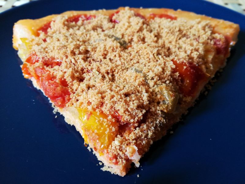 Fetta di tarte tatin di pomodorini
