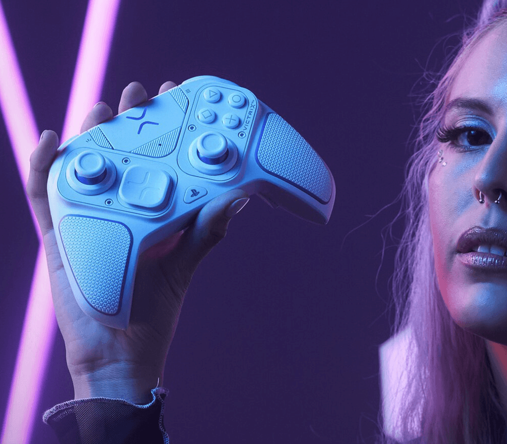 Frau hält Turtle Beach Controller