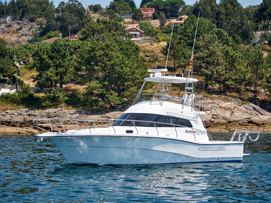 The Rodman 1290 Fisher Pro is designed for those seeking a powerful and highly functional vessel for sport fishing, incorporating the signature robust build and exceptional seaworthiness of this renowned shipyard.