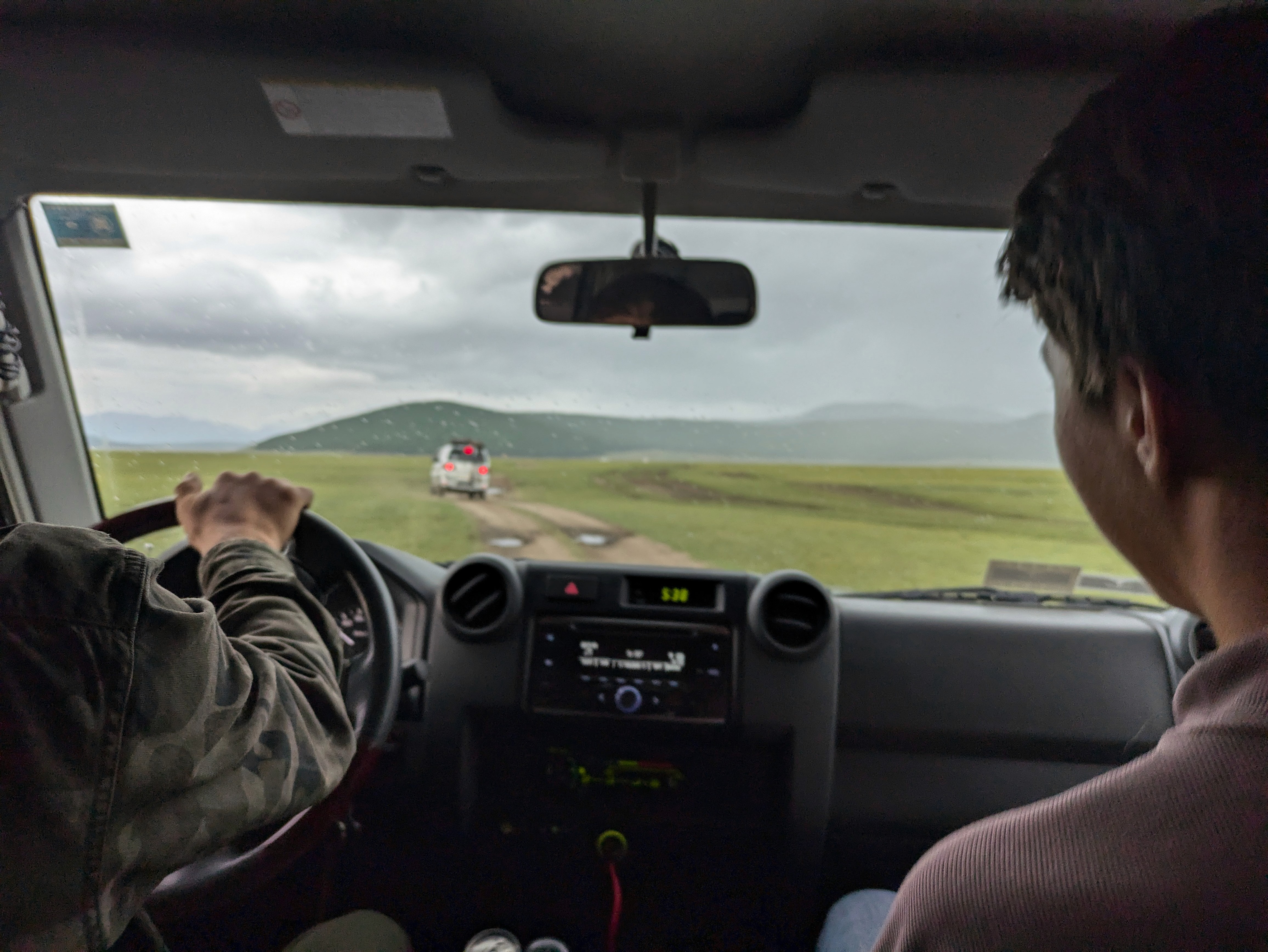 몽골의 투어 가이드가 고비 사막에서 오프로드 차량을 이용하는 것