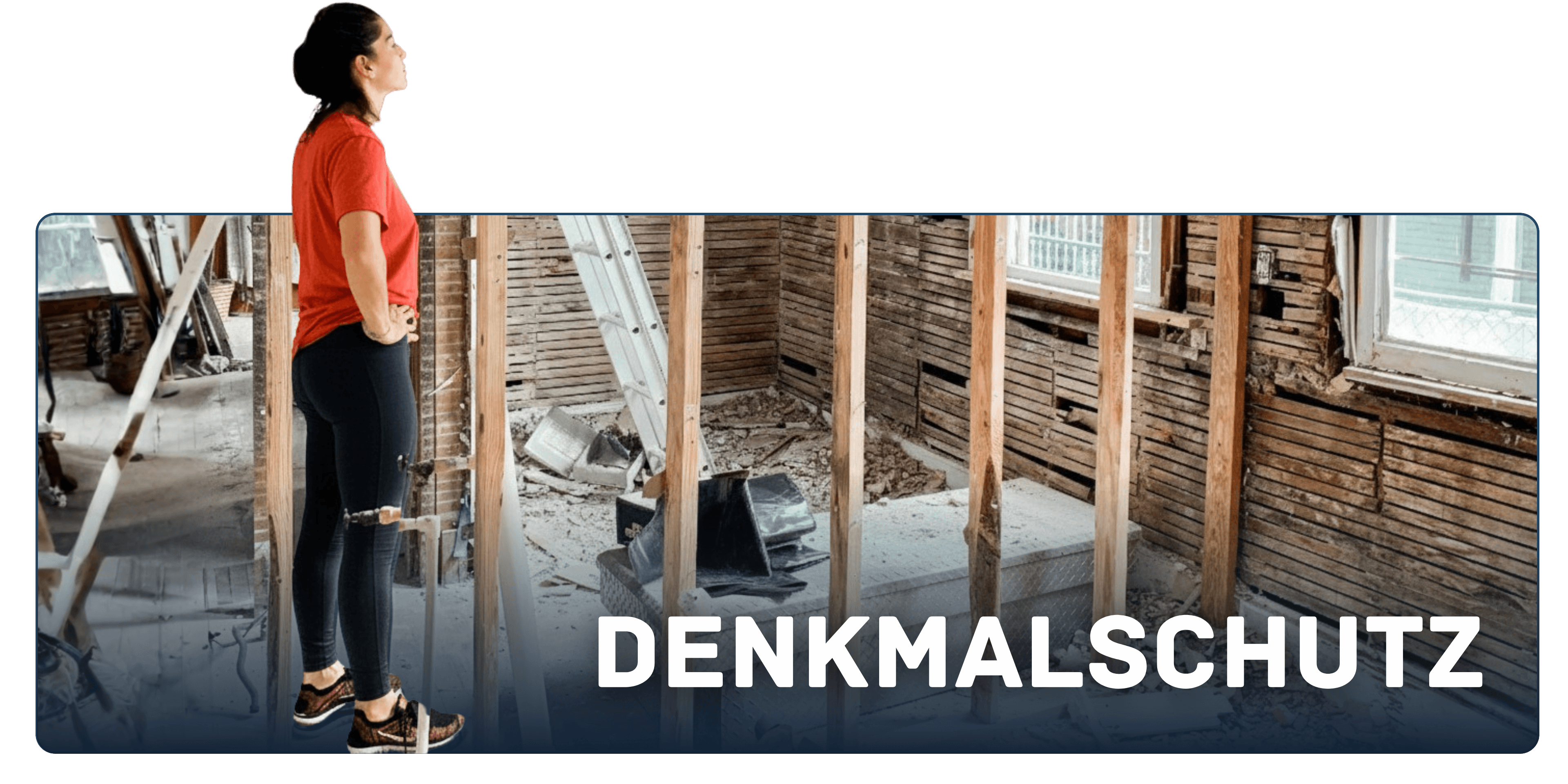 Eine Frau steht in einem unausgebauten Dachboden, signalisiert die Kategorie "Denkmalschutz". Horizontals Bild