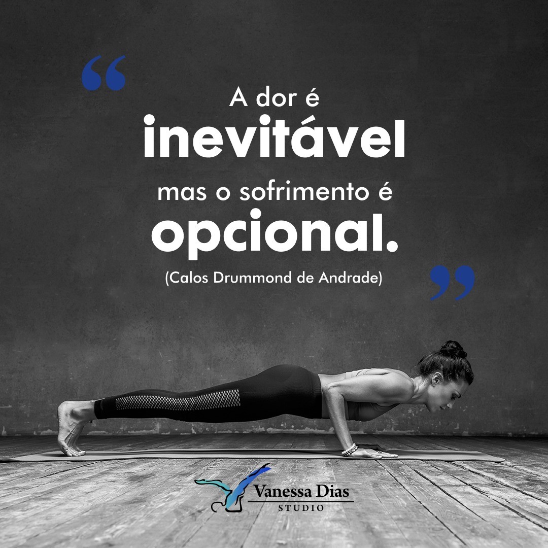 Frase motivacional: 'A dor é inevitável, mas o sofrimento é opcional' de Carlos Drummond de Andrade, incentivando a prática de exercícios e autocuidado no Studio Vanessa Dias. Imagem de uma mulher em prancha, simbolizando força e resiliência.