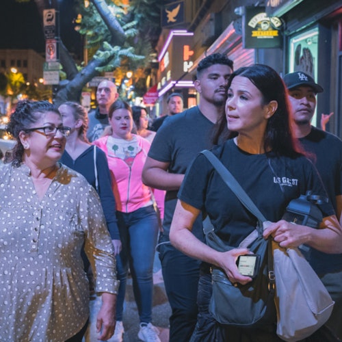 导游和游客一起享受鬼魂游览。