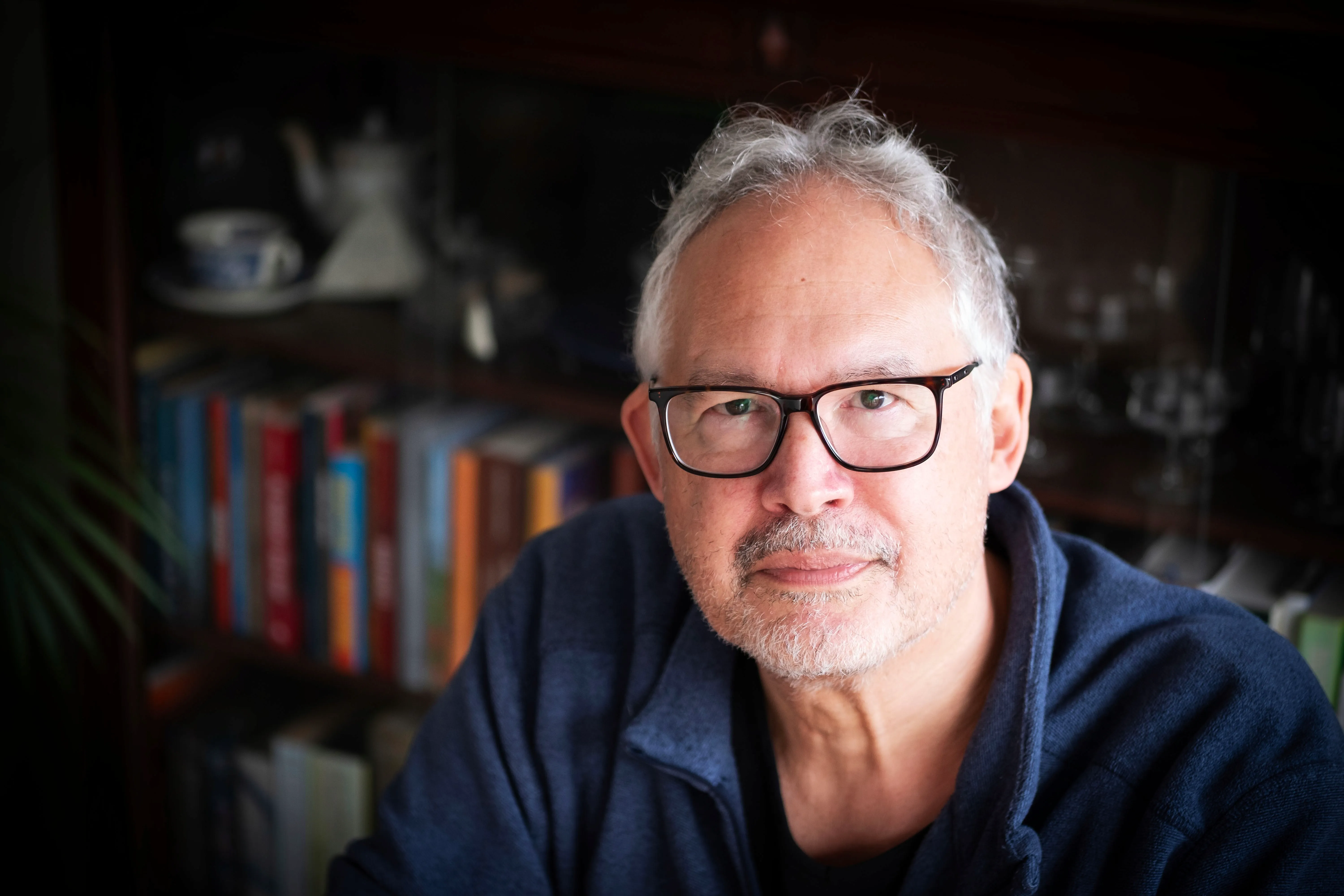 Robin Raven die aan het signeren is