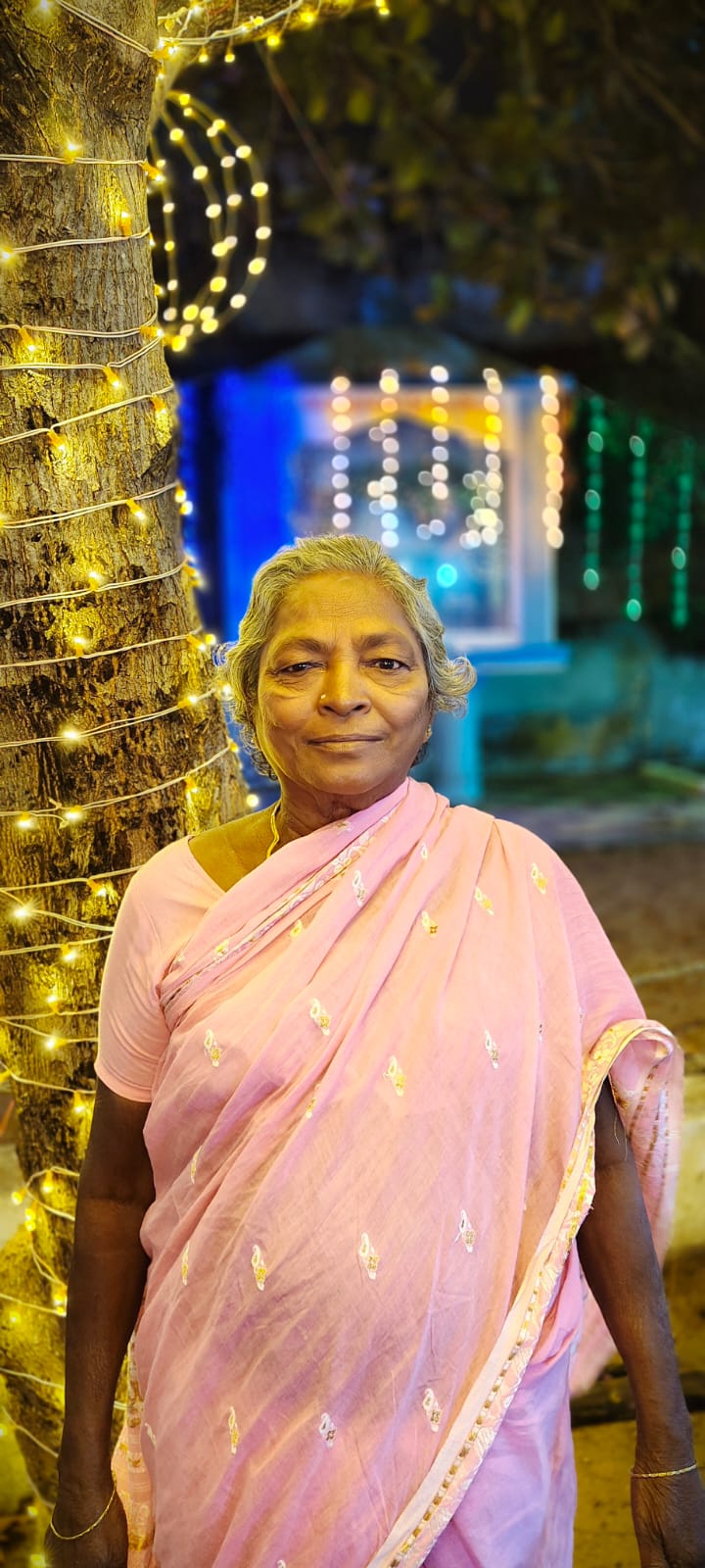 A light skin woman with pink gloves