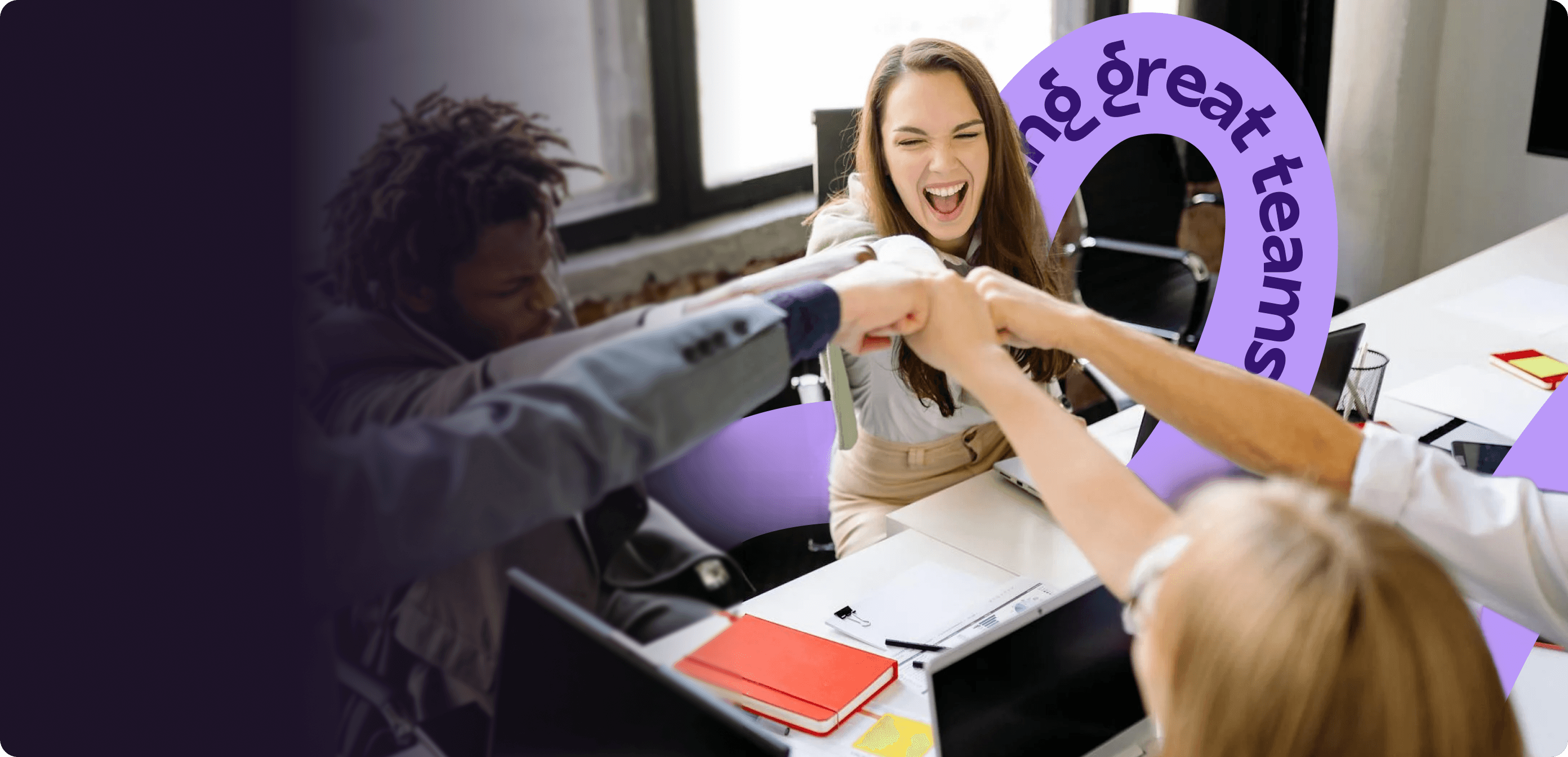 Team che festeggia un successo in ufficio. Sezione Referral Restworld: aiuta ristoratori e lavoratori a connettersi grazie alla tua rete.