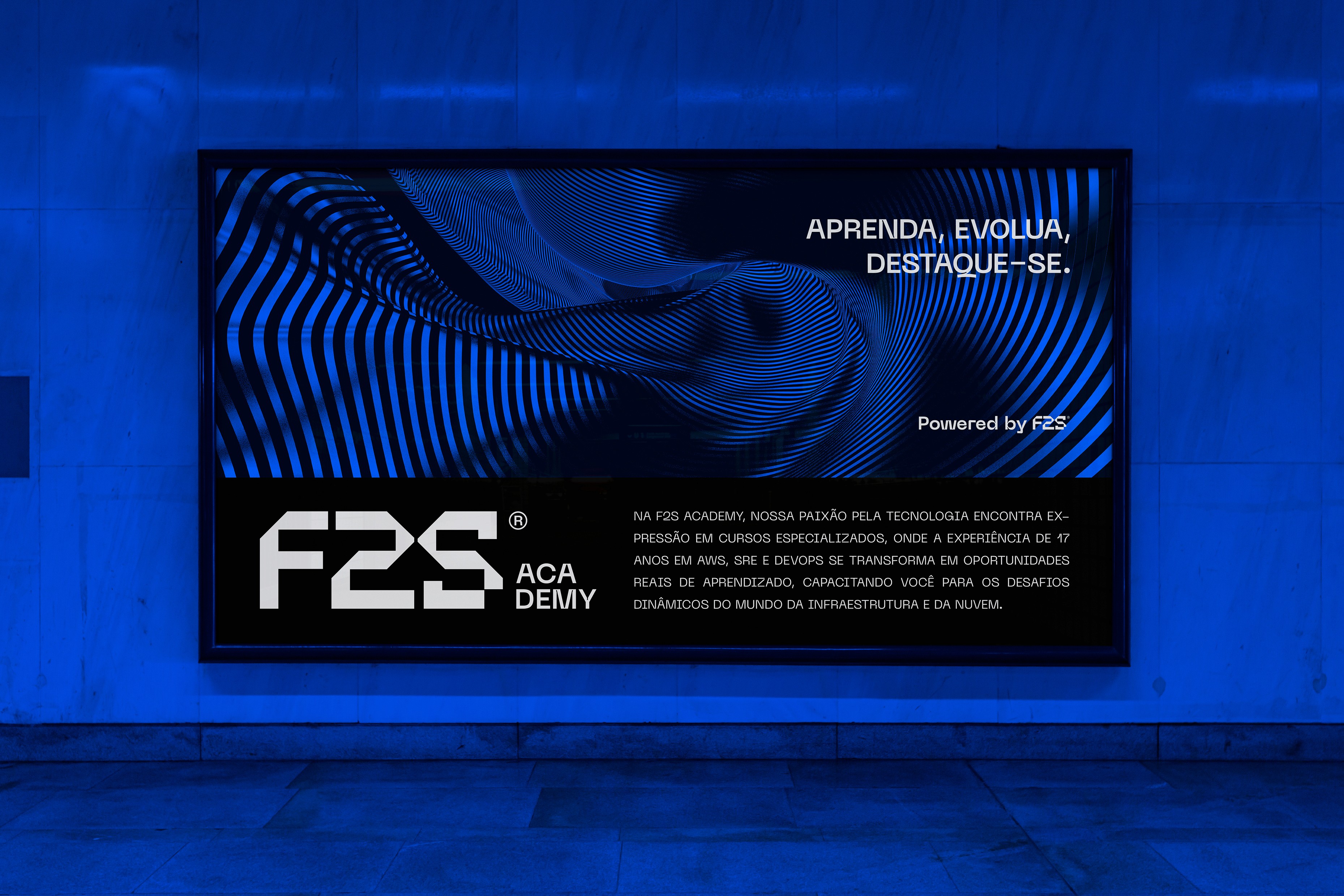 Painel publicitário da CSD Fintechs em estação urbana com mensagem sobre inovação no setor financeiro.
