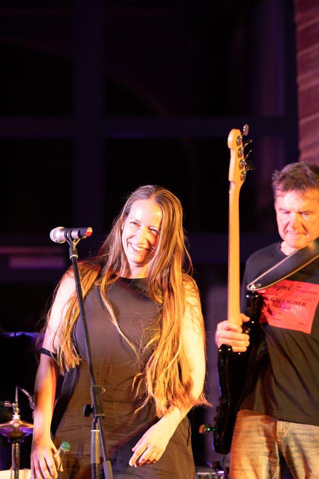 Sängerin und Bassist auf der Bühne – Foto: Marina Senn