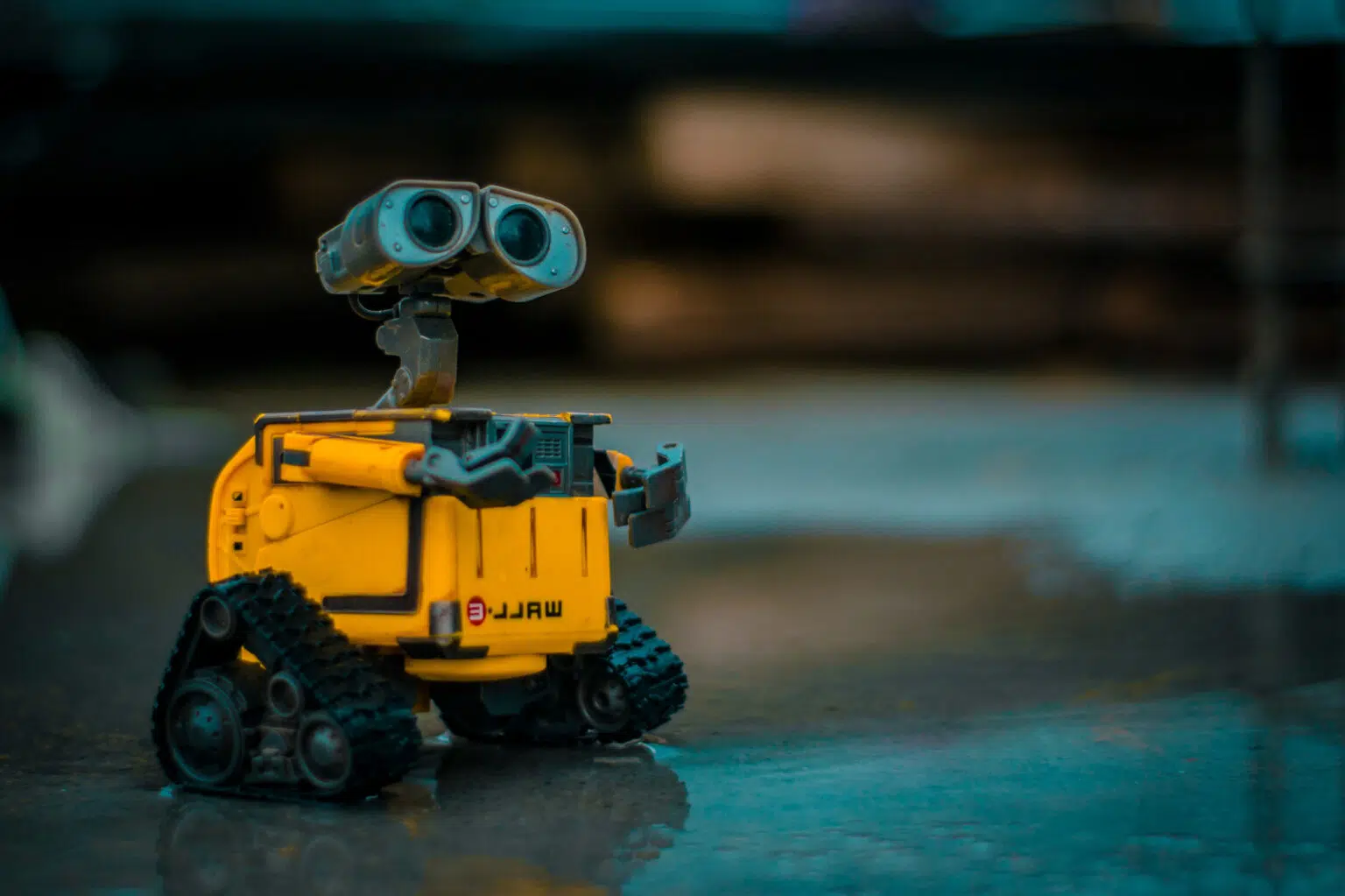 Roboter Wall-E schaut traurig in die Kamera.