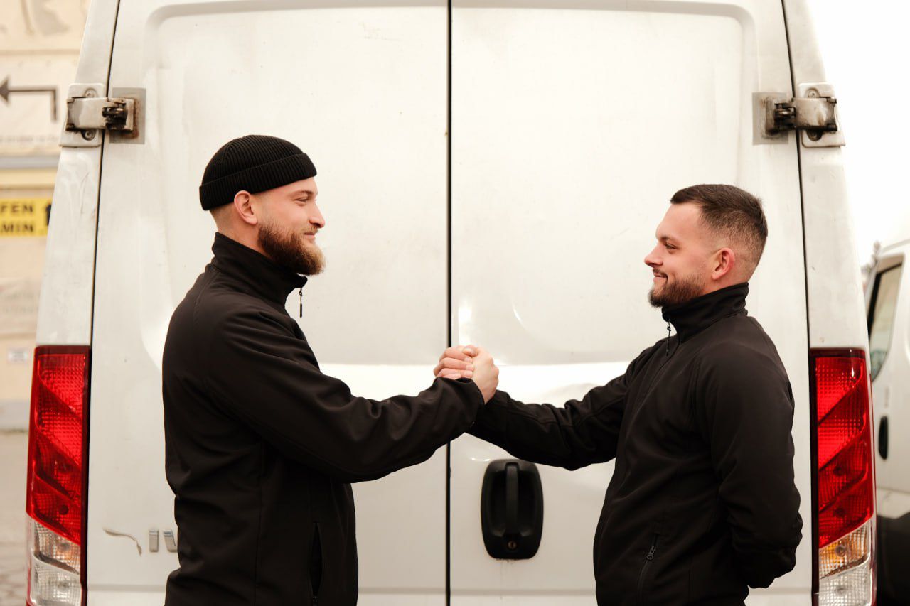 Teamfoto von FST Transport während eines Umzugs in Wien