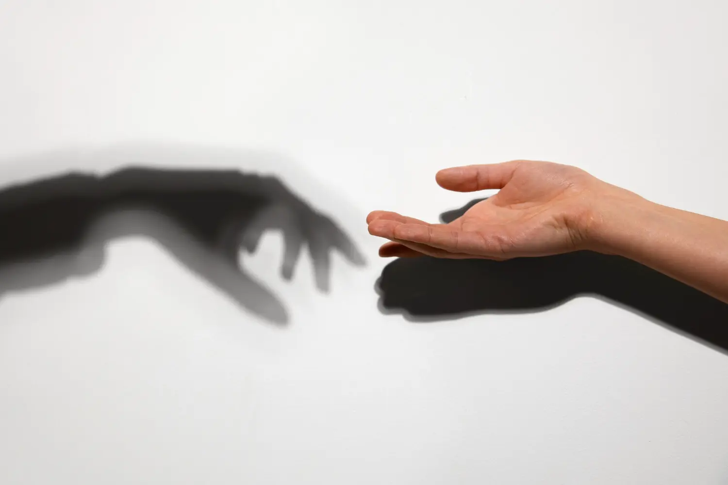 2 Hände treffen anoym zusammen