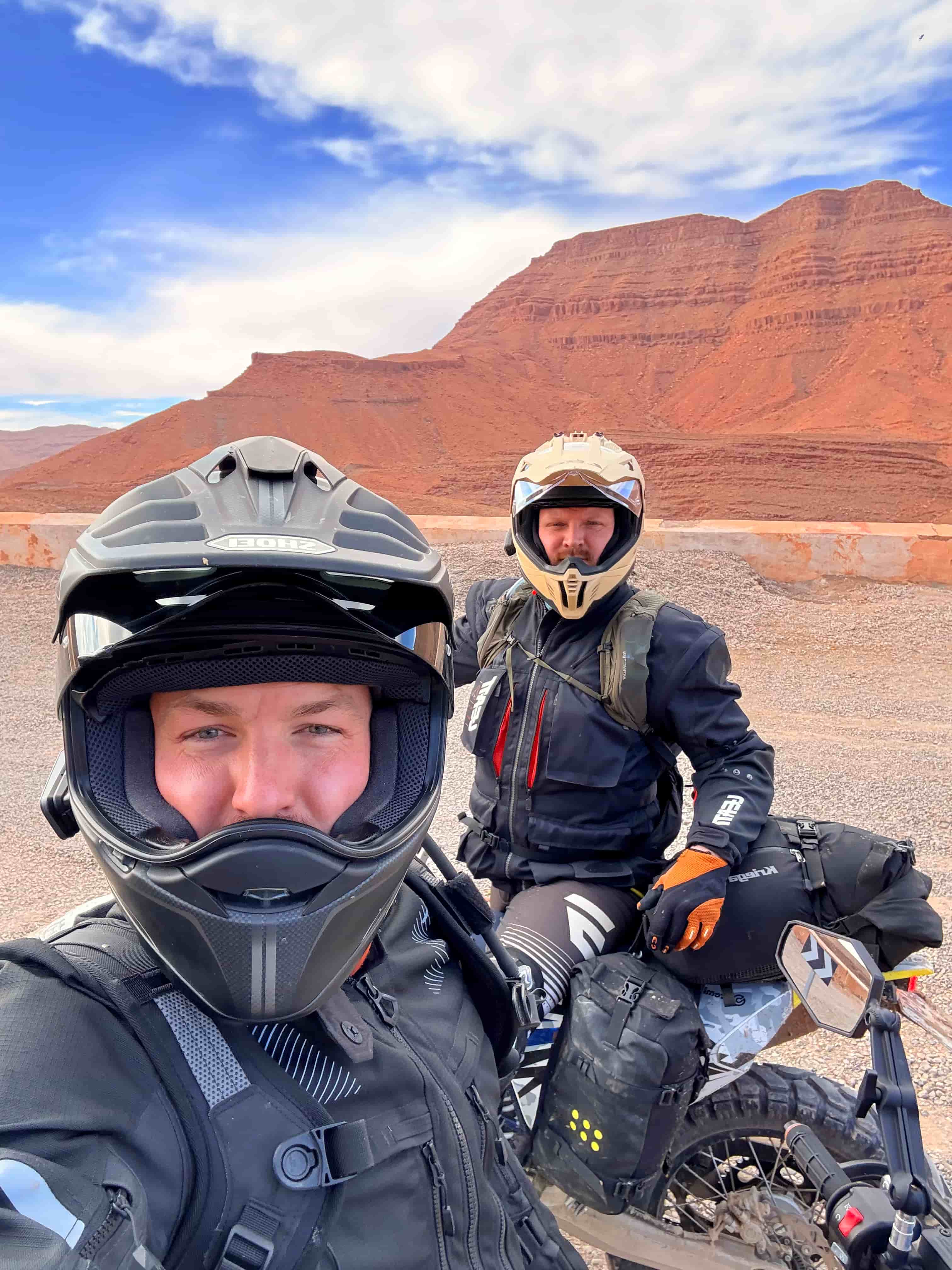 Мотоциклы у бассейна — база туров Lepei.tours