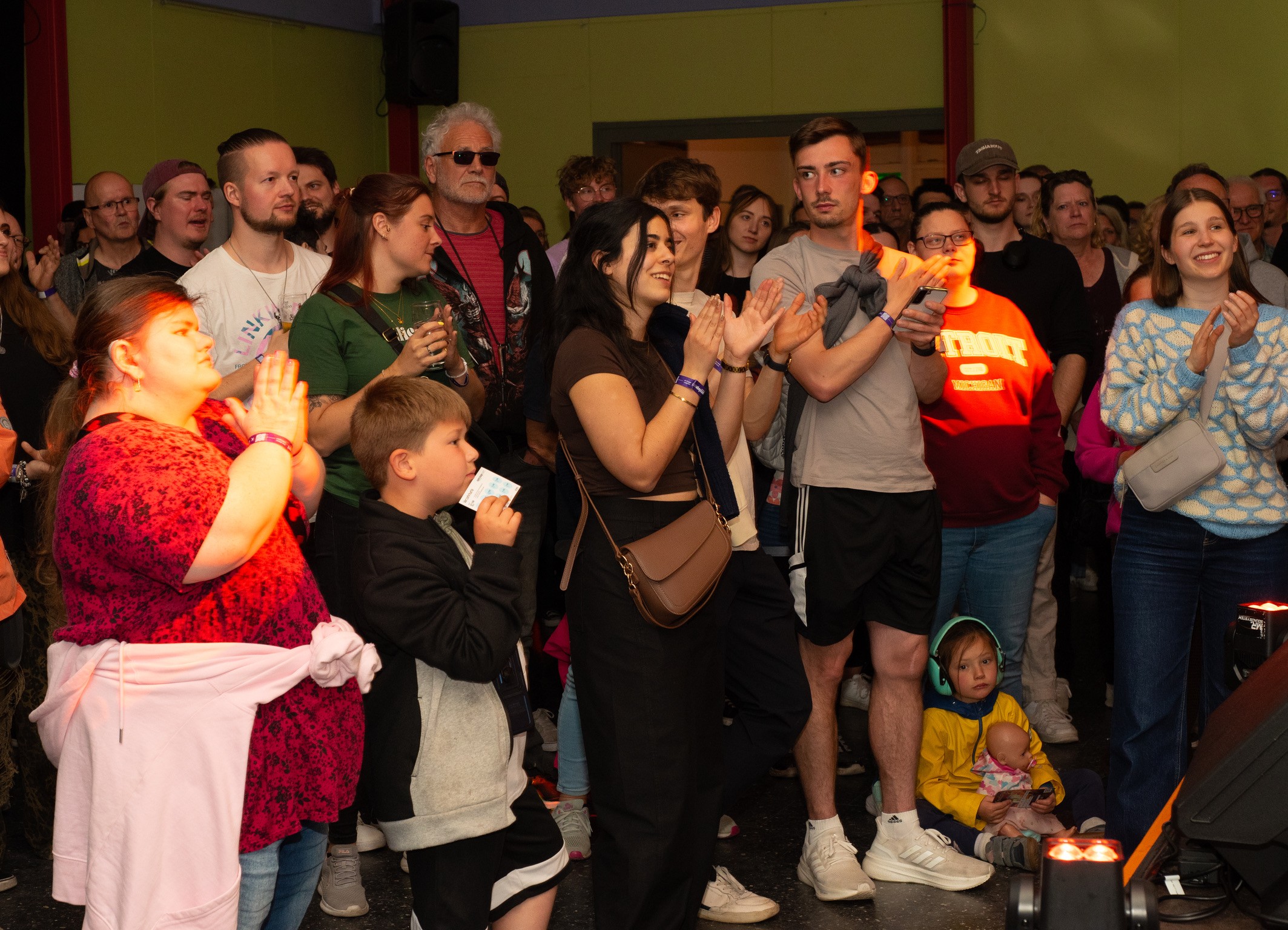 Publikum bei der klangrevier openstage 2026 im Gemeindehaus Gestfeld in Kamp-Lintfort: Besucher*innen stehen dicht vor der Bühne, applaudieren und verfolgen die Auftritte der jungen Live-Acts.