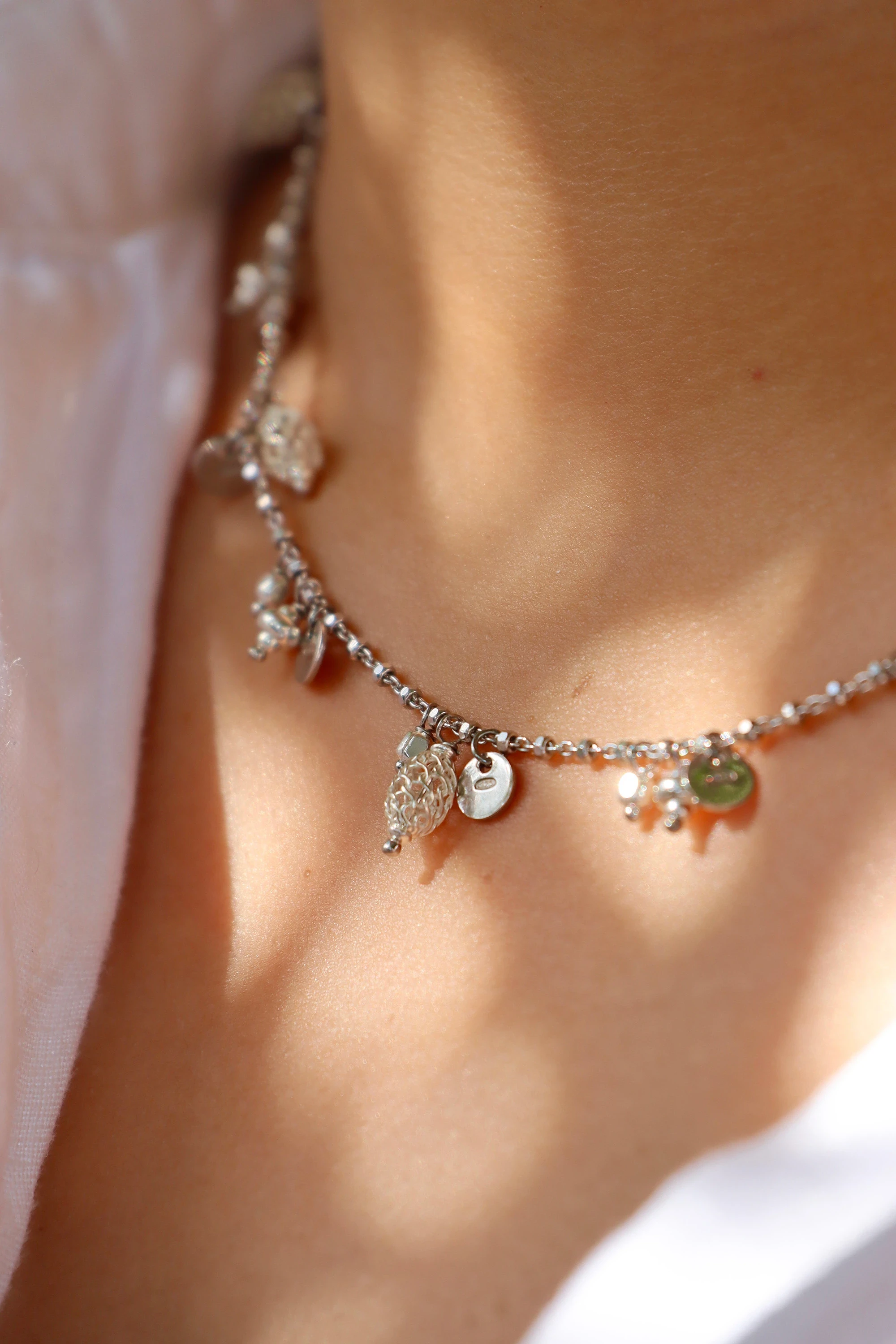 Gioiello artigianale Laura Sciunnach fotografato da Aura Studio, agenzia di comunicazione genovese, per la creazione di contenuti social.