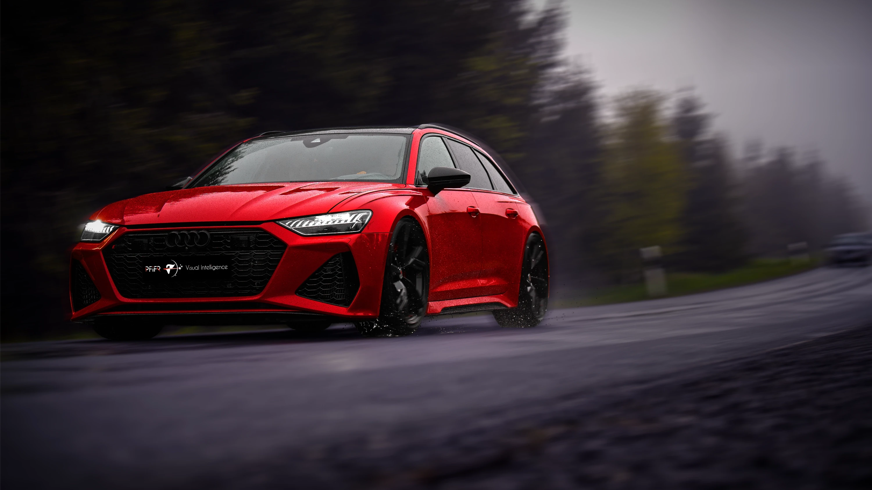 Roter Audi RS6 Avant auf regennasser Landstraße während des Audi RS Treffens Crottendorf 2025, fotografiert als Mitzieher mit dynamischer Bewegungswirkung.