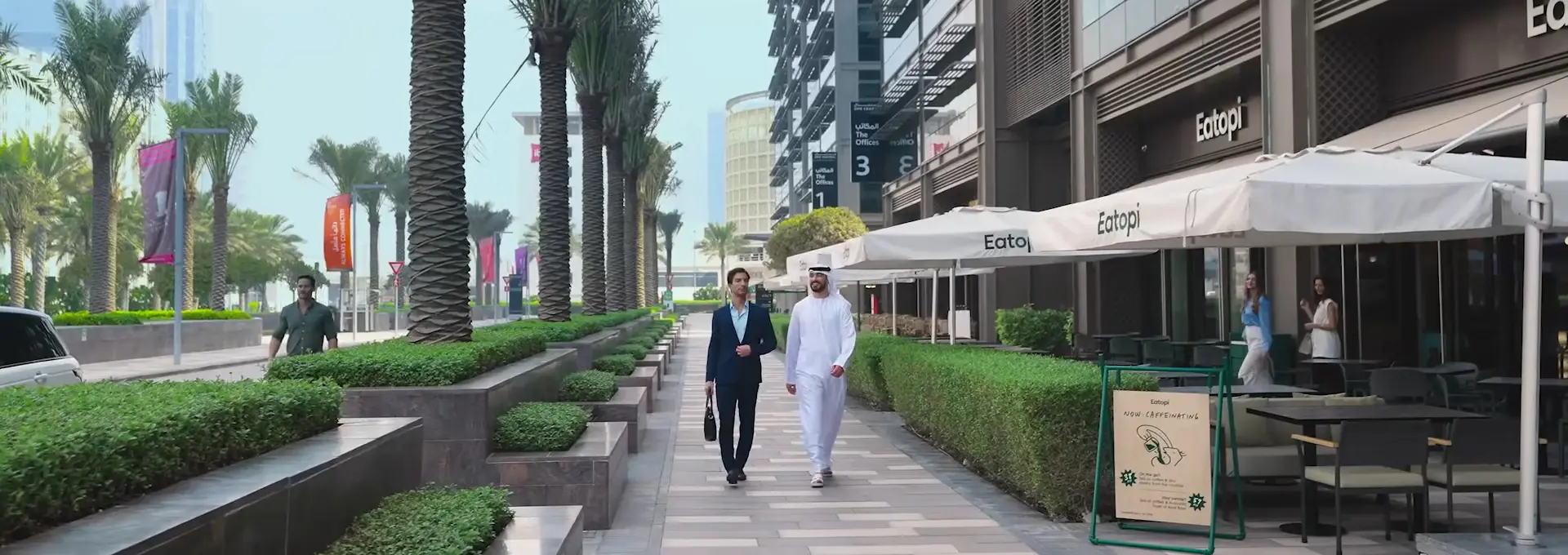 لقطة لـمدينة دبي للإنترنت تبرز البحيرة الاصطناعية والمساحات الخضراء.