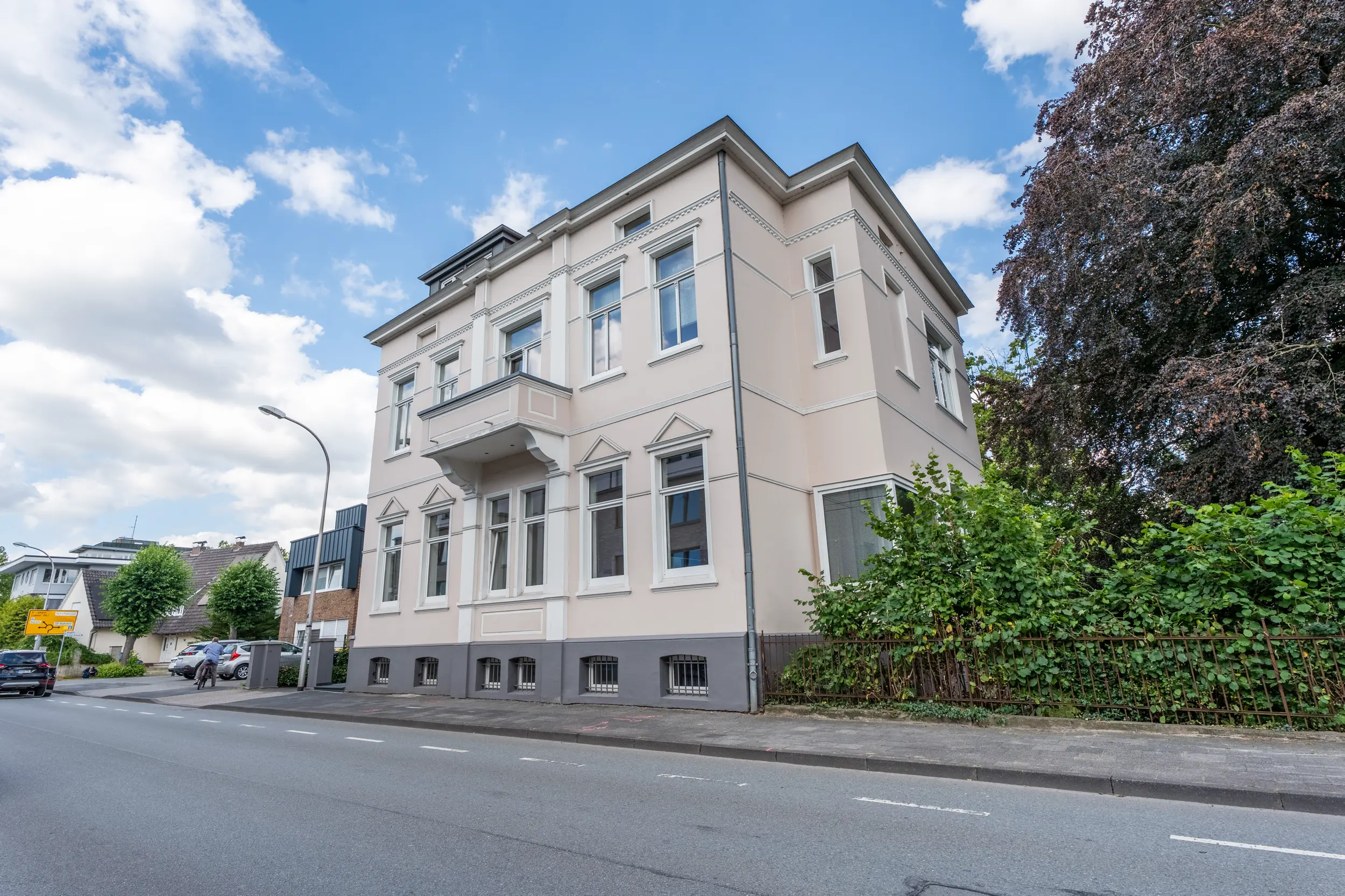 Straßenansicht der Bürovilla Gronau (Westfalen): Gründerzeit-Fassade mit Balkon aus der Eckperspektive