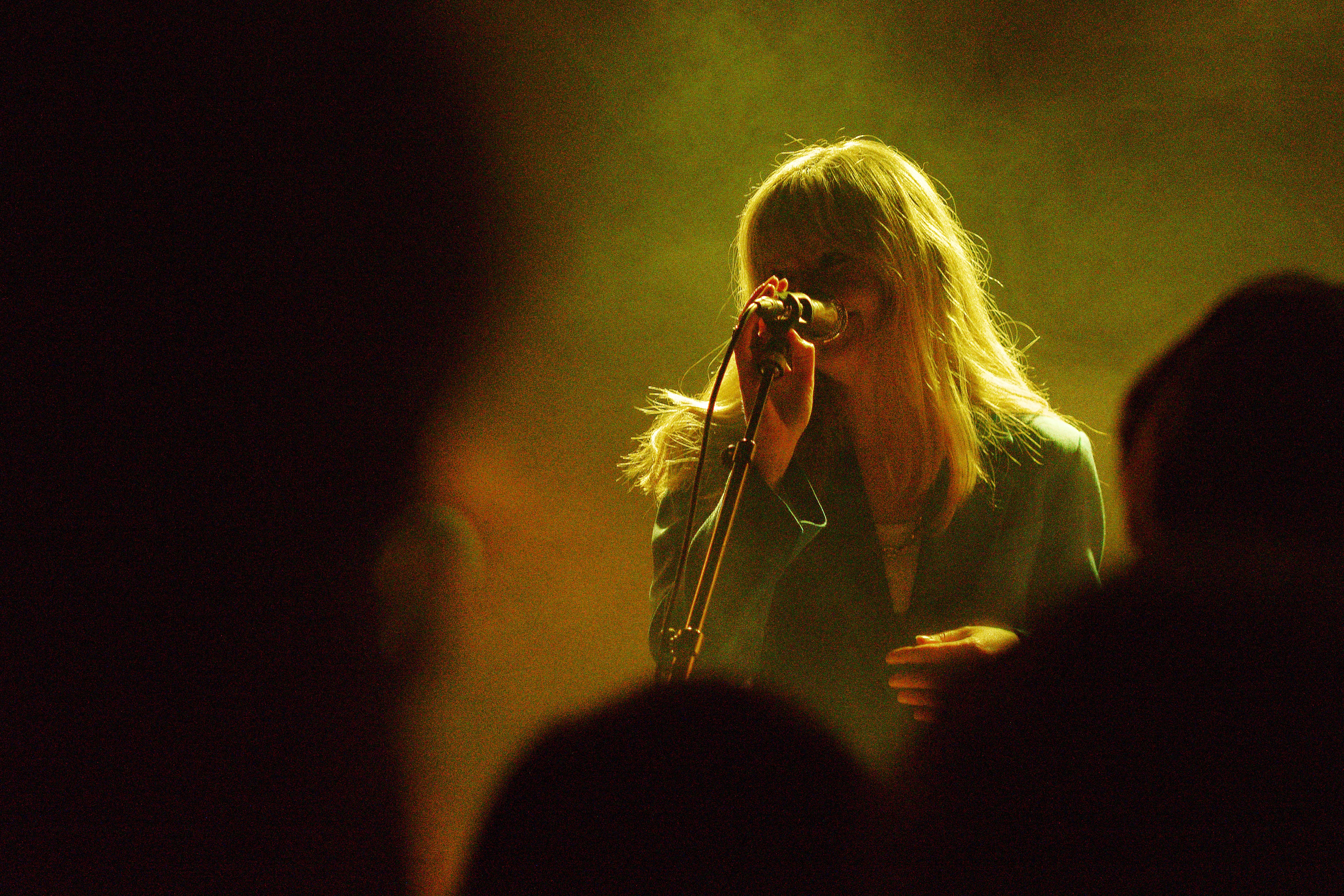 Chanteuse de Still Corners, concert