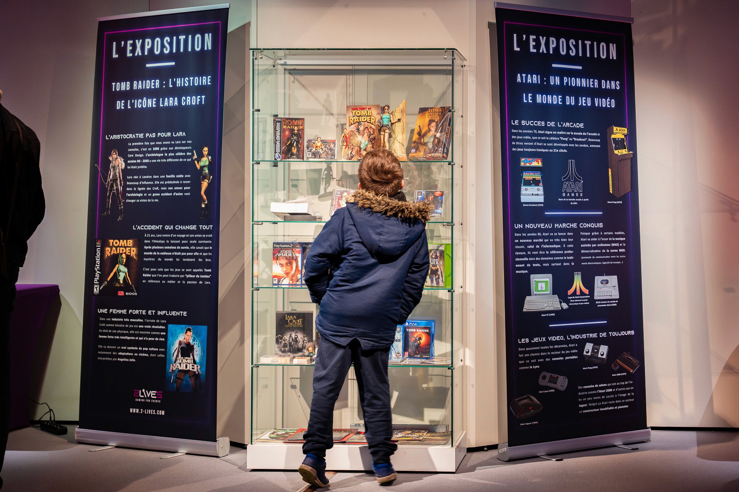 Exposition retrogaming 2 Lives enfant devant une vitrine