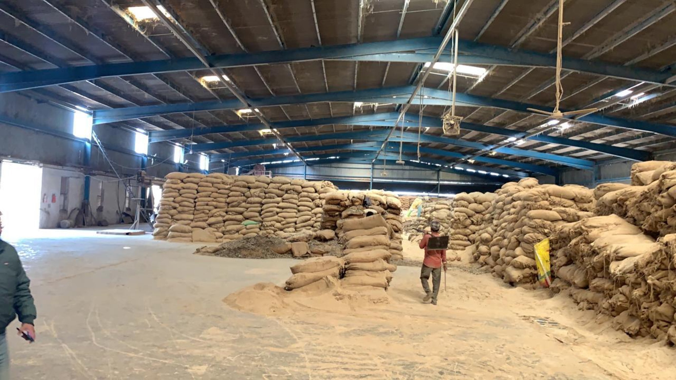 Hygienic cattle feed storage and processing unit