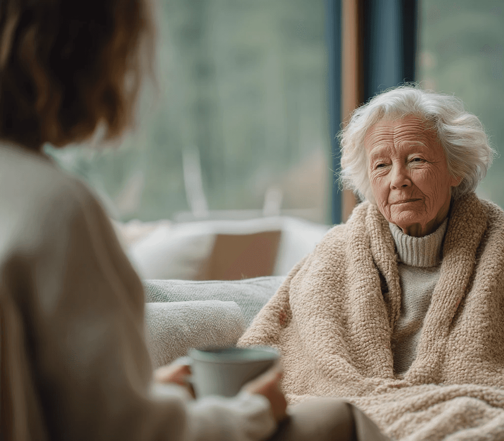 Ältere Dame im Gespräch mit einer Betreuungsperson – SilentAngels® Gesellschaft und einfühlsame soziale Begleitung.