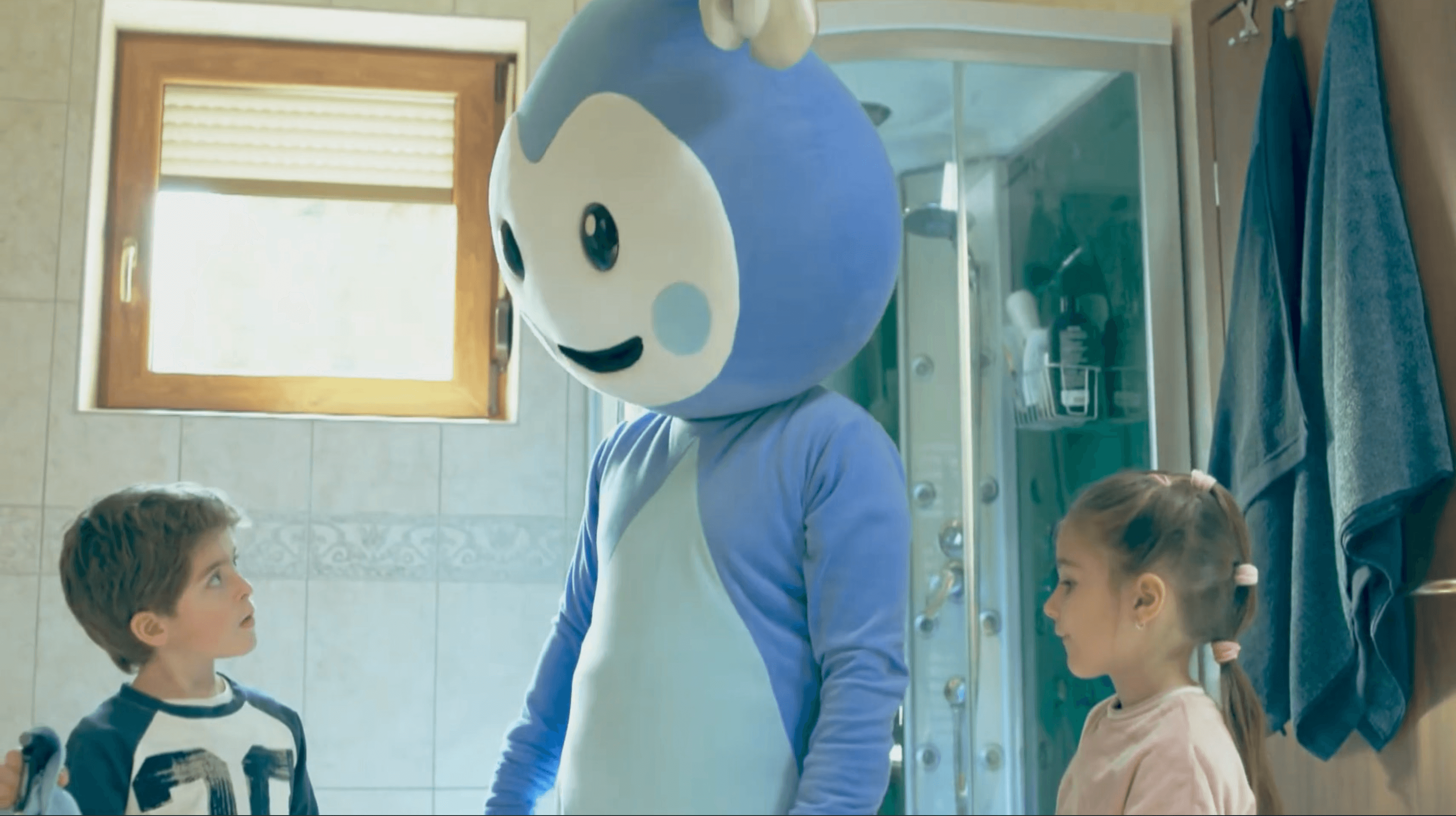 Cseppbarát kékl kabalafigurája a fürdőben segít a gyerekeknek.