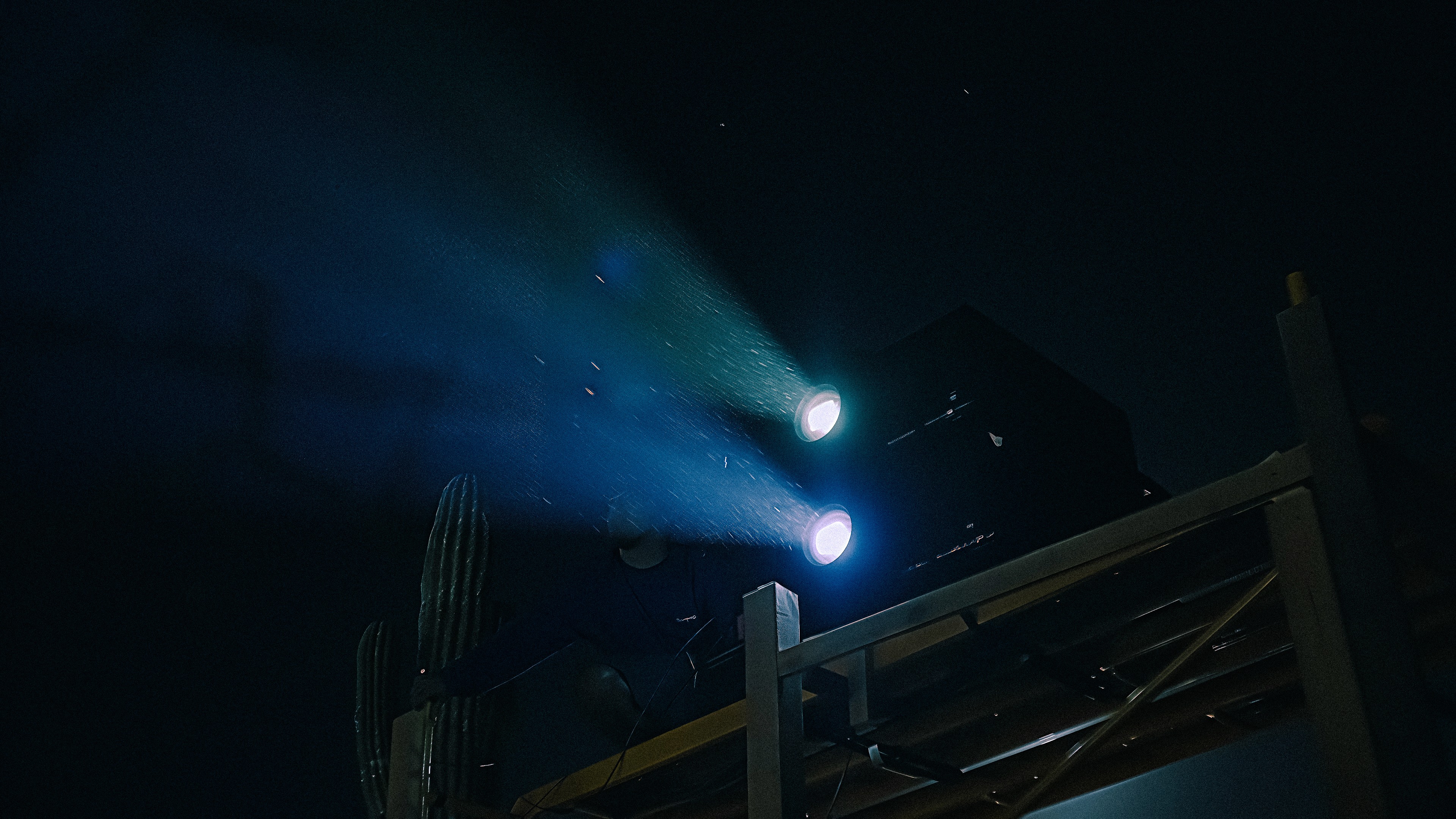 Técnico de voidXR configurando 2 proyectores en stacking sobre los andamios.