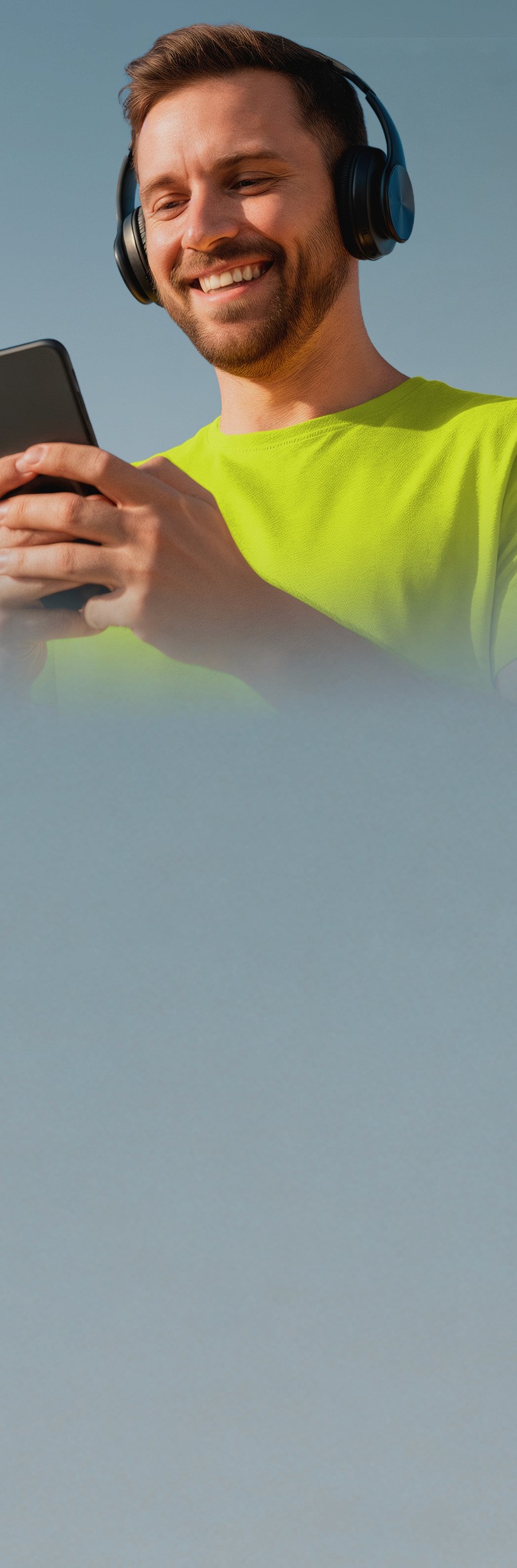 Homem sorridente usando um iphone e headphone