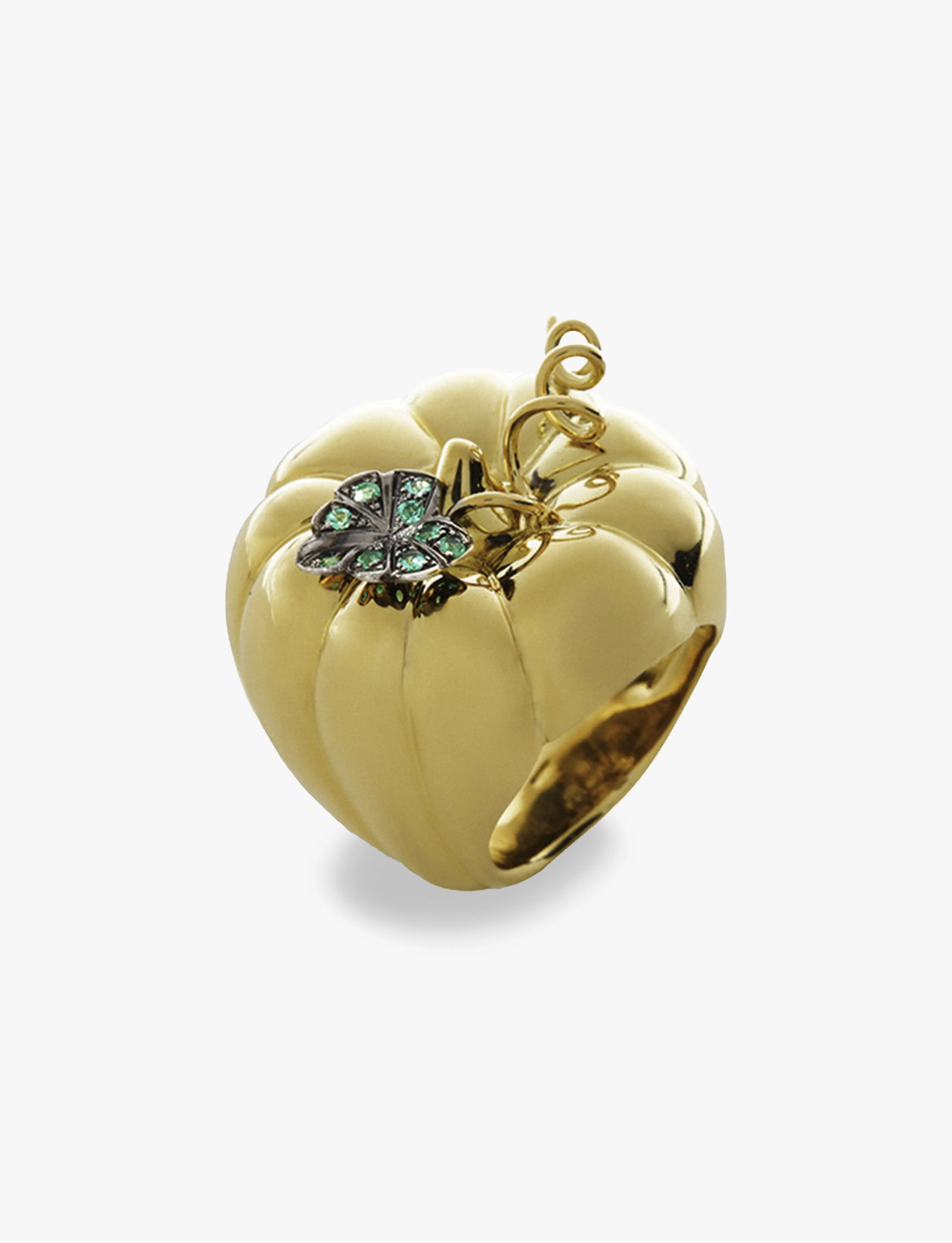 Bague Citrouille Maison Édéenne en or jaune, blanc et noir, émeraudes et diamants photographiée seule sur fond clair