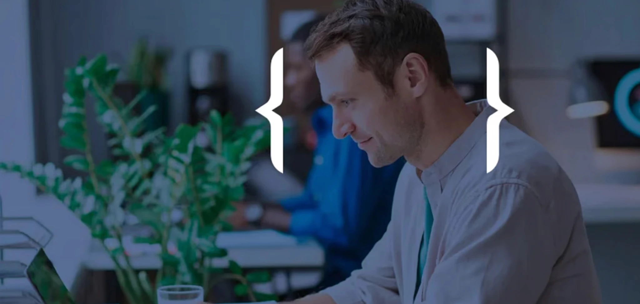 Profissional usando laptop com integração de IA no atendimento ao cliente via Milvus