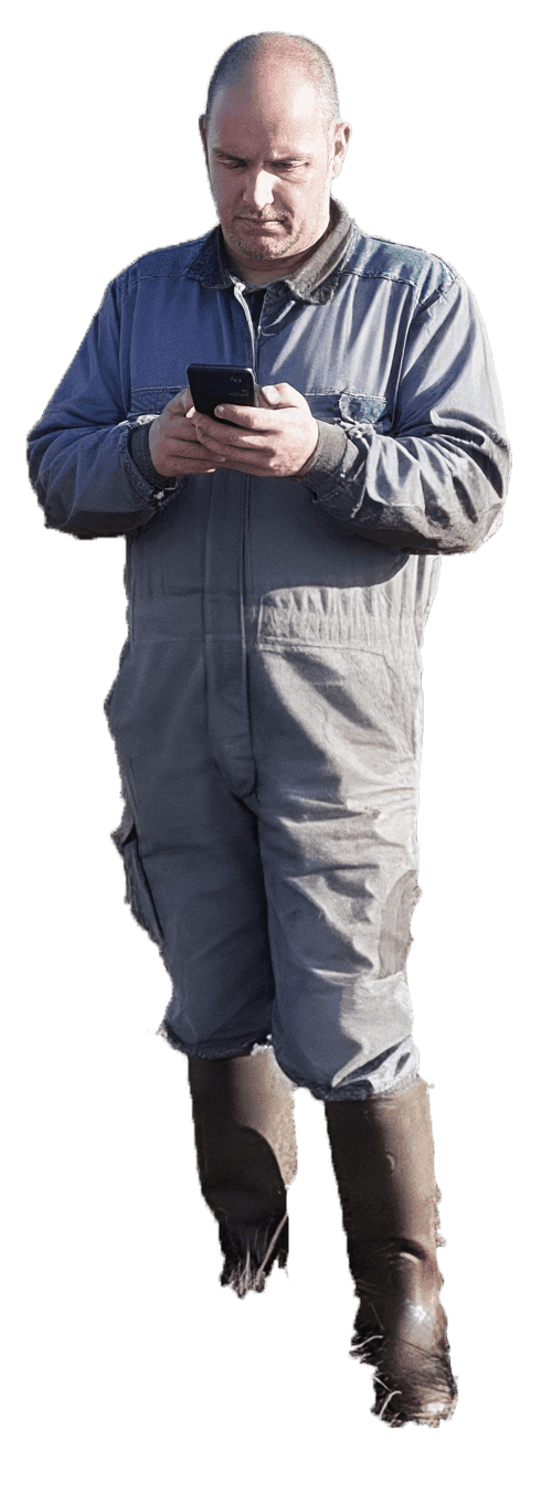 Éleveur tenant son portable