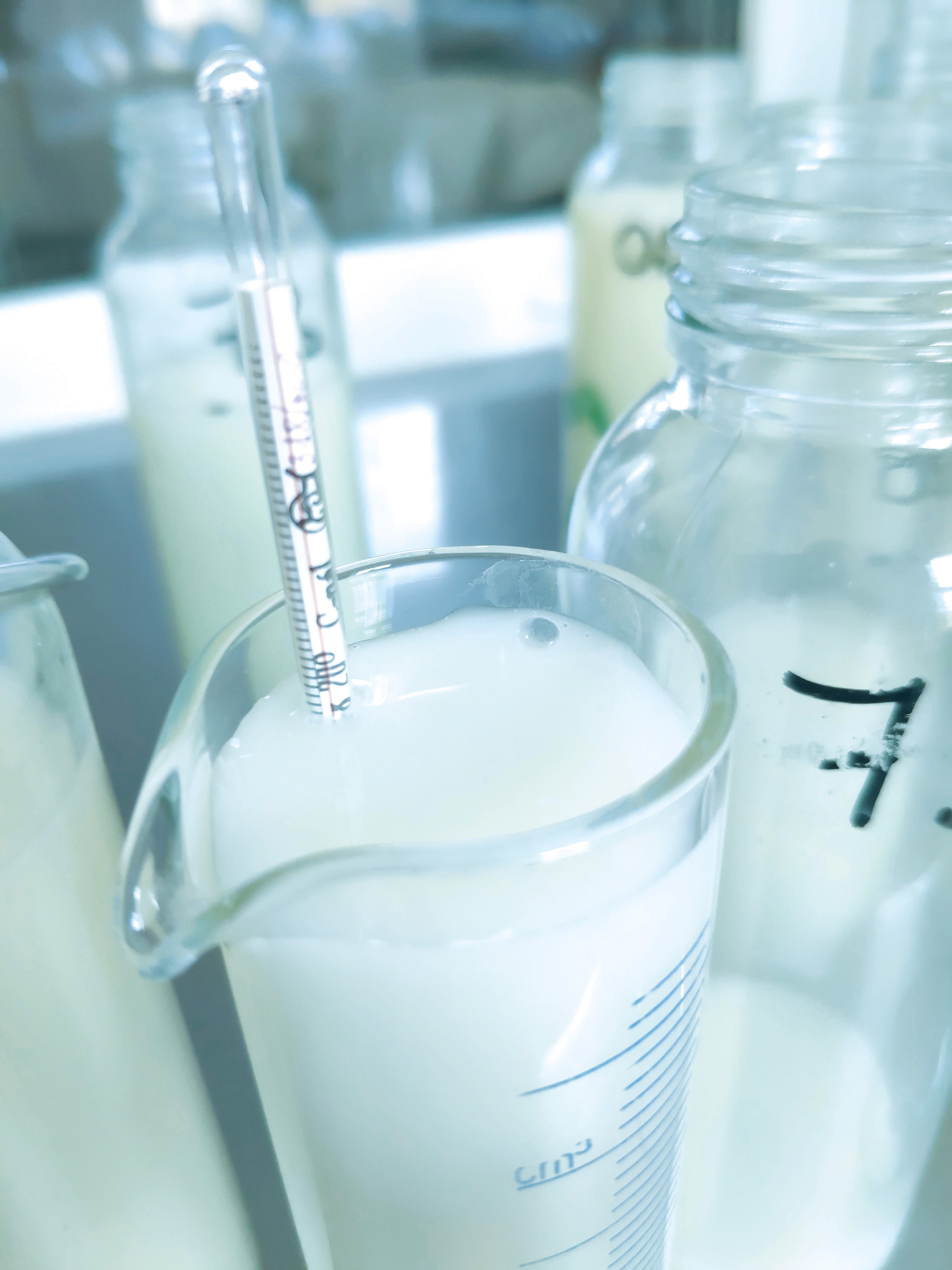 Anyatej bevizsgálásról készült közeli kép