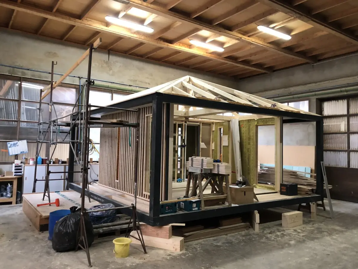 Écolodge Kobe en cours de construction dans l'atelier Copacabanon, charpente bois