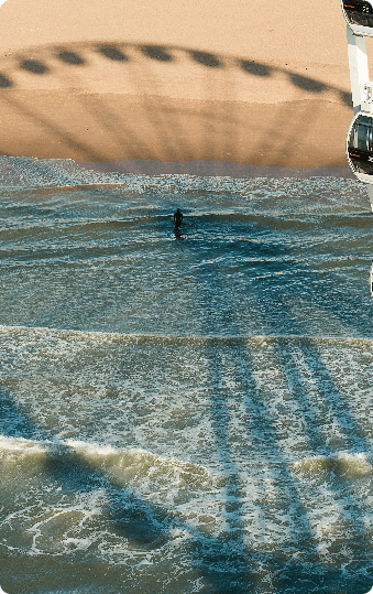 Strand van Scheveningen met schaduw van het reuzenrad op het water