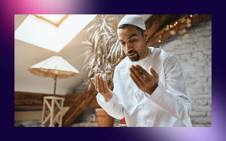 A man man in traditional attire making dua, illustrating a moment of reflection and structured daily spiritual practice.