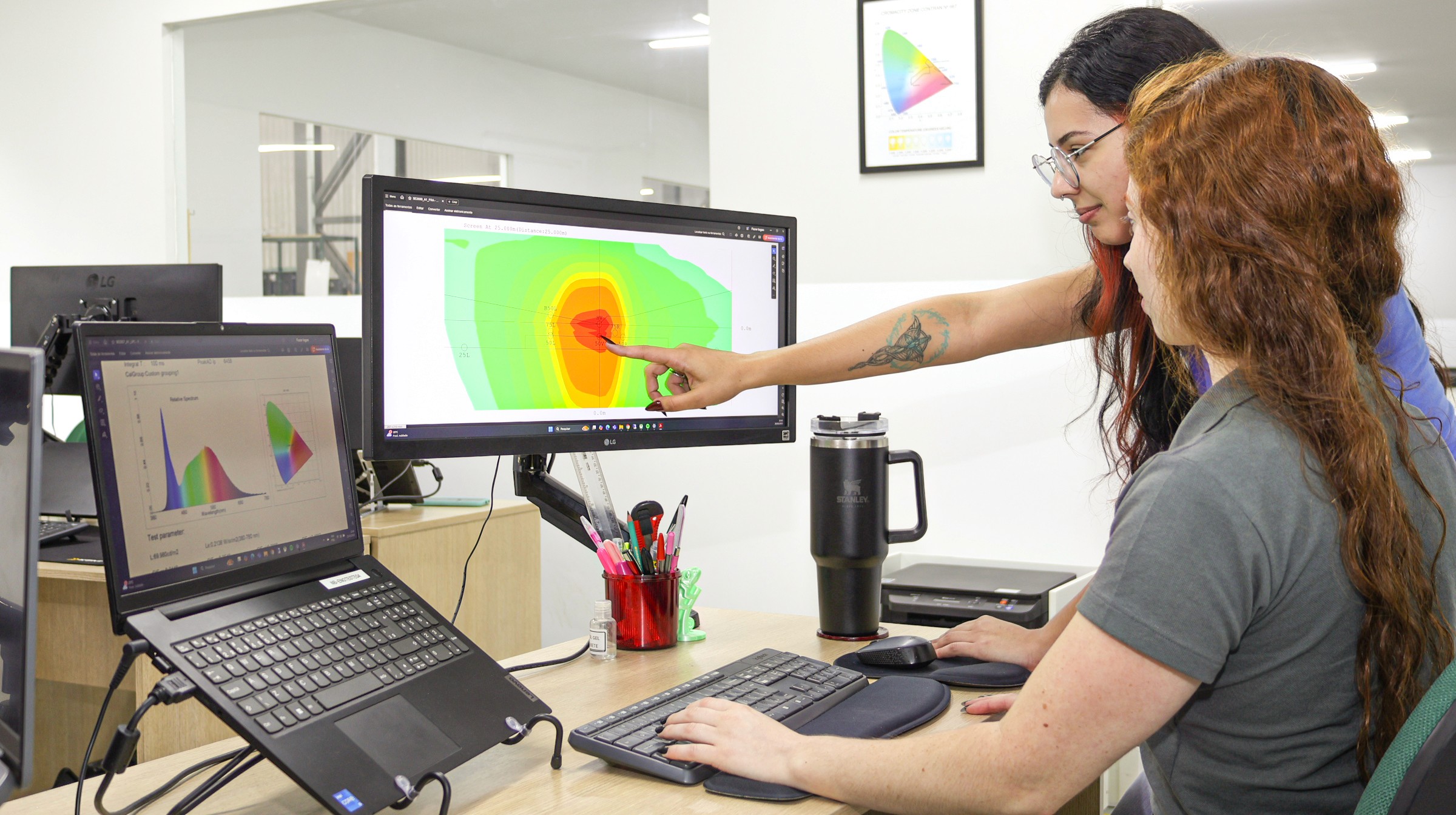 interior da linha de produção automatizada Pradolux