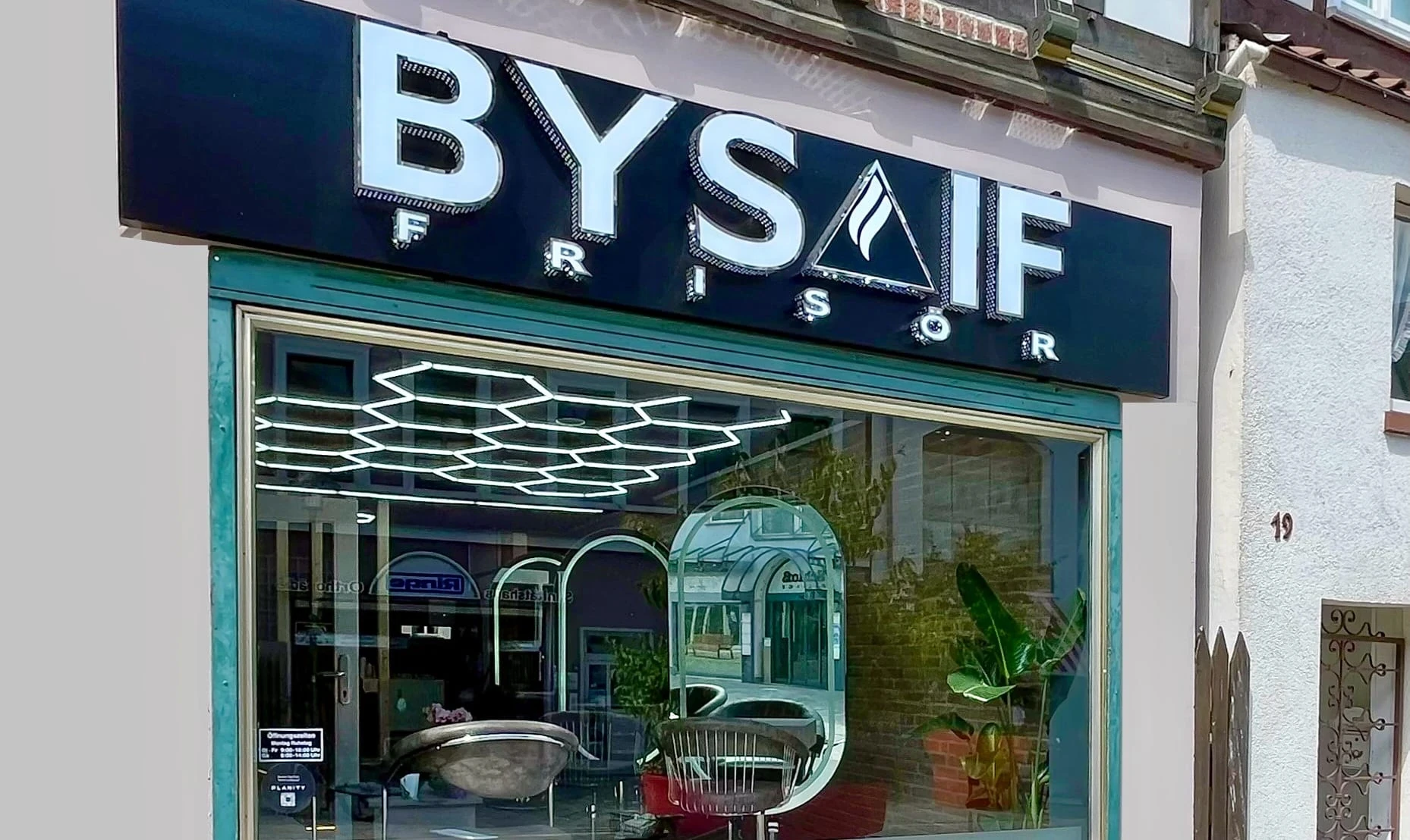 By Saif Frisör in Stadthagen Ambiente und Aussehen - Aussenbereich mit Blumen