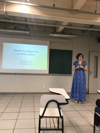 Mulher na sala de aula - Psicóloga Elvira Leme