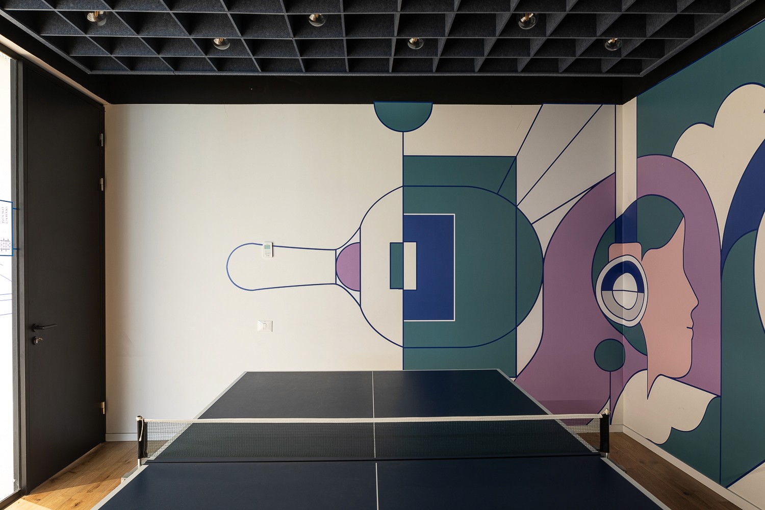 אזור פנאי ורווחה (Wellness & Fun): חדר משחקים עם שולחן פינג-פונג ומיתוג קיר צבעוני, המעודד הפוגות פעילות וגיבוש חברתי.