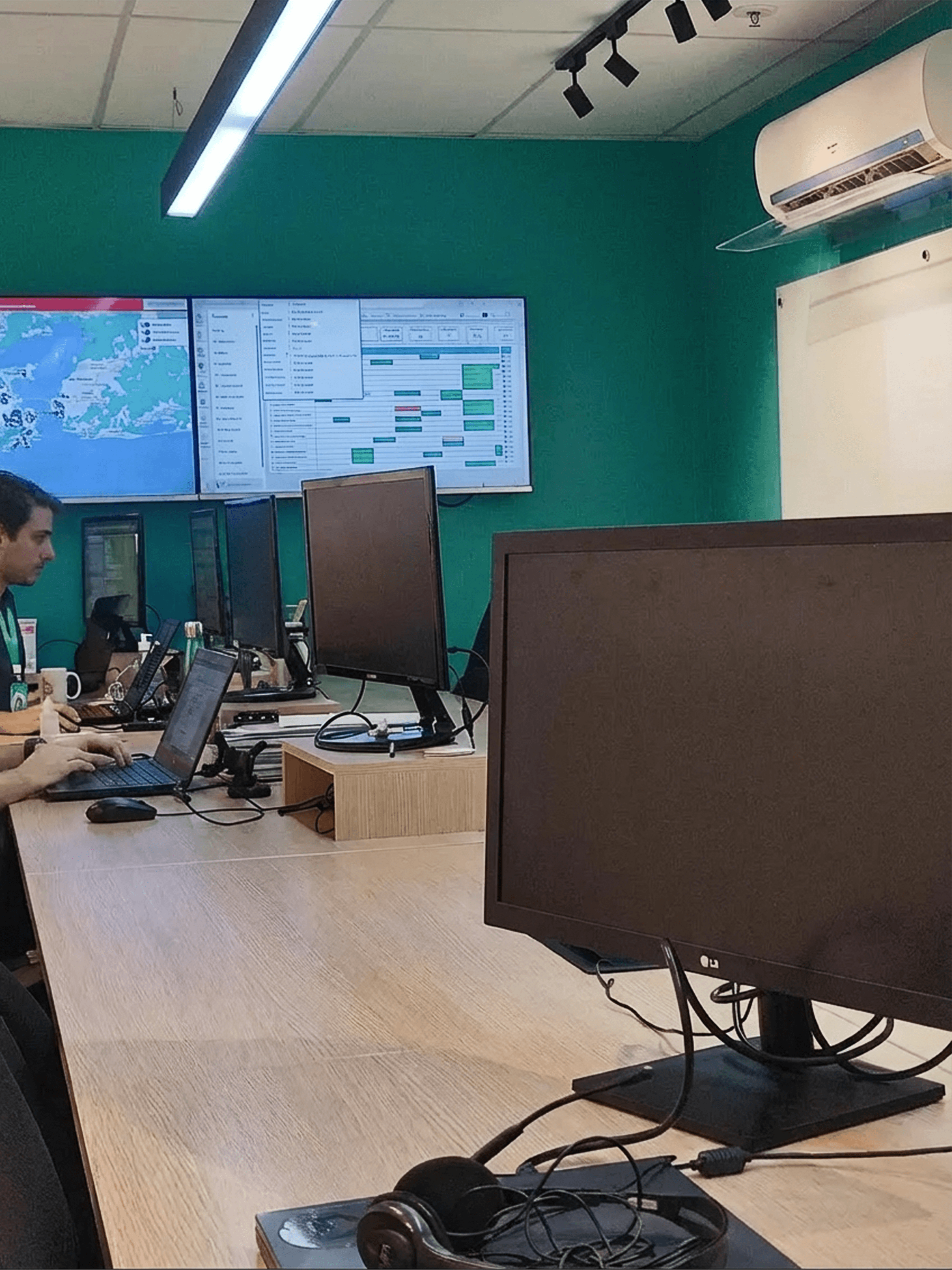 Grade de benchmarking listando empresas como samsung, apple, amazon, lg, google, wavio, square glow, bellman & symfon e sonic alert.