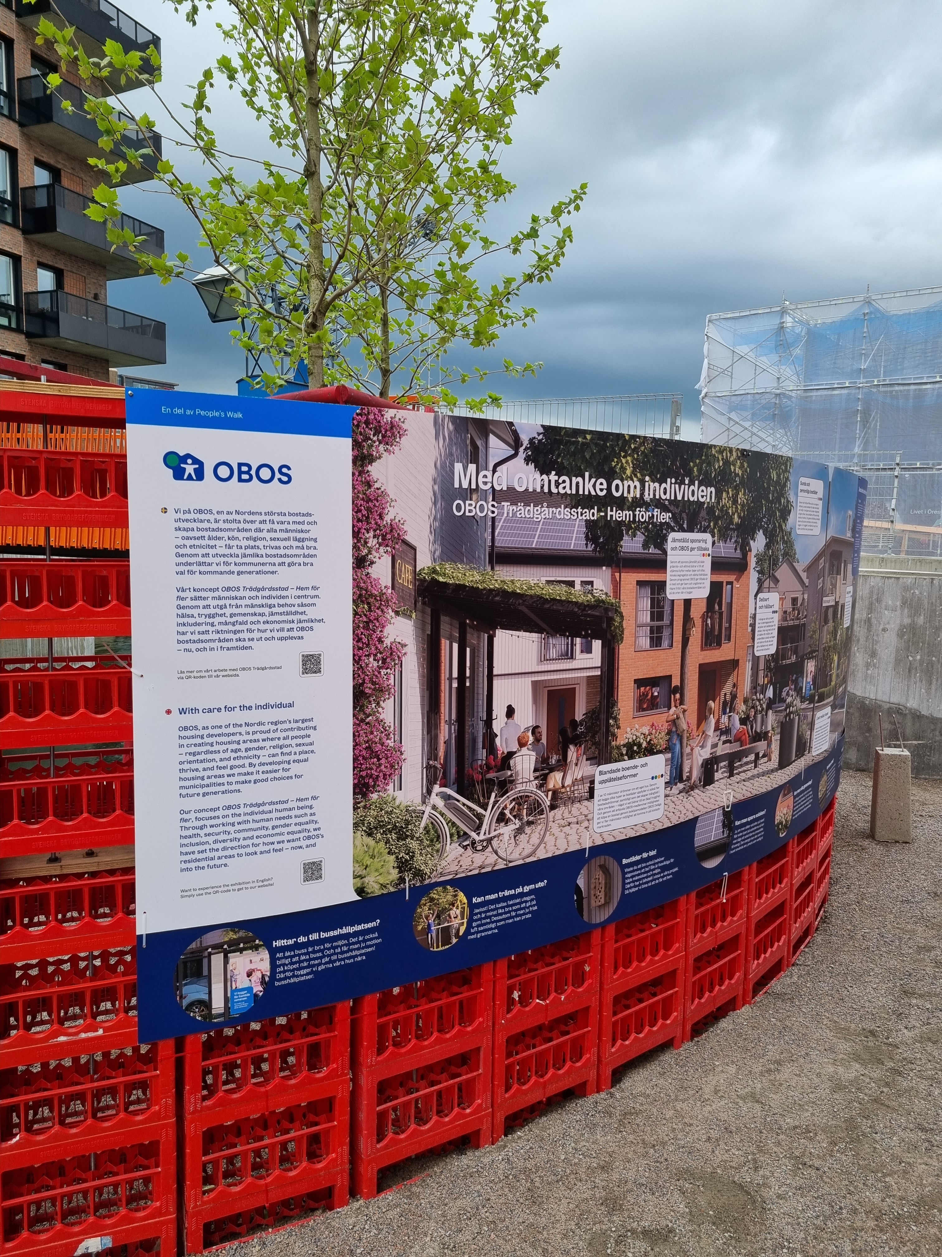 Stor logotyp och foliedekor på glasparti.