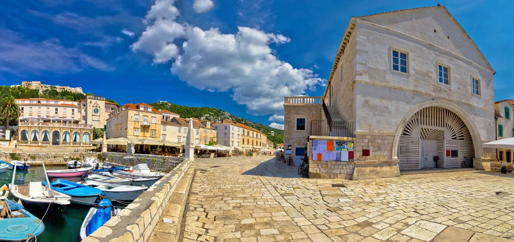 Hvar - kjent for sin arkitektur, natur og milde klima | Sykkelcruise i Kroatia med Expa Travel
