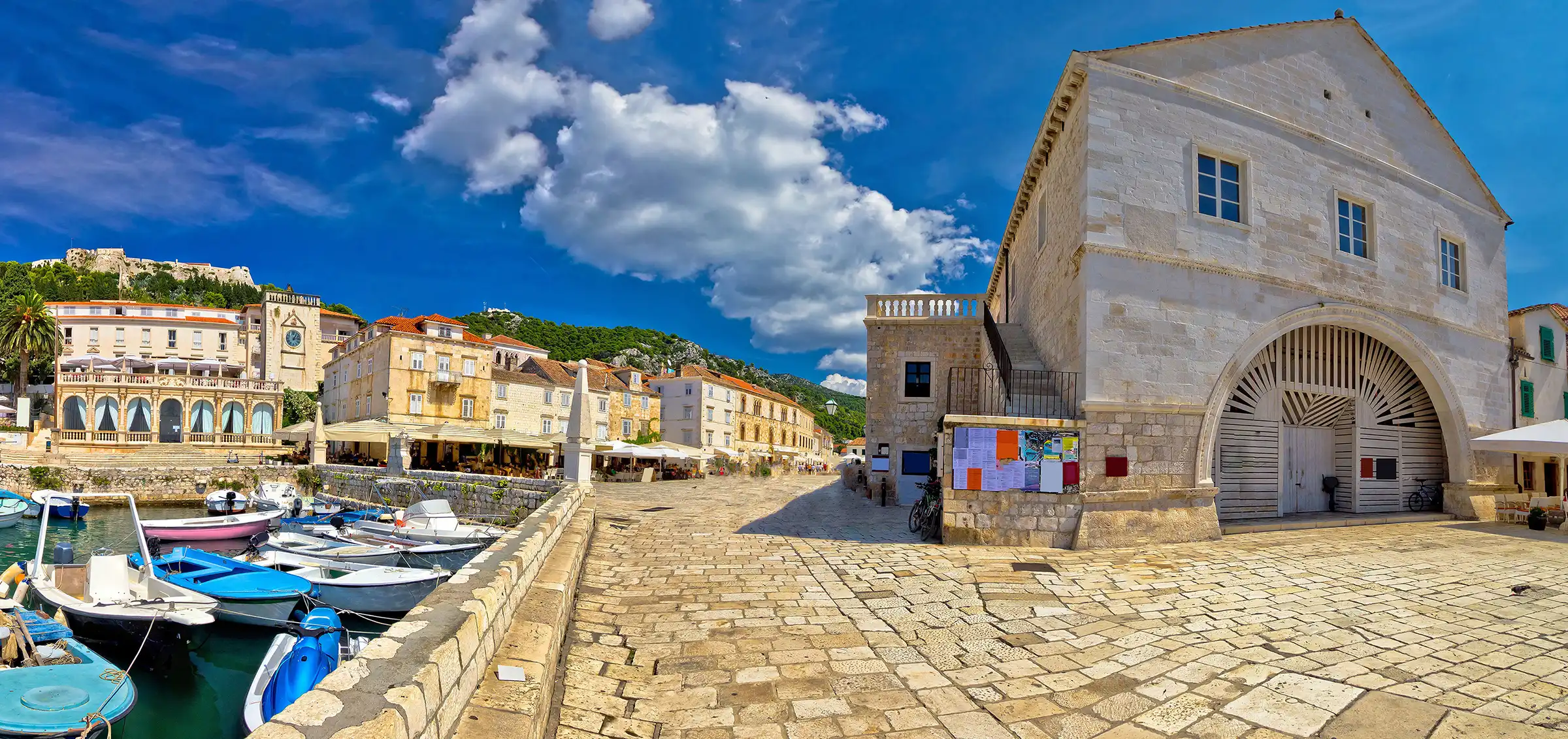 Hvar - kjent for sin arkitektur, natur og milde klima | Sykkelcruise i Kroatia med Expa Travel