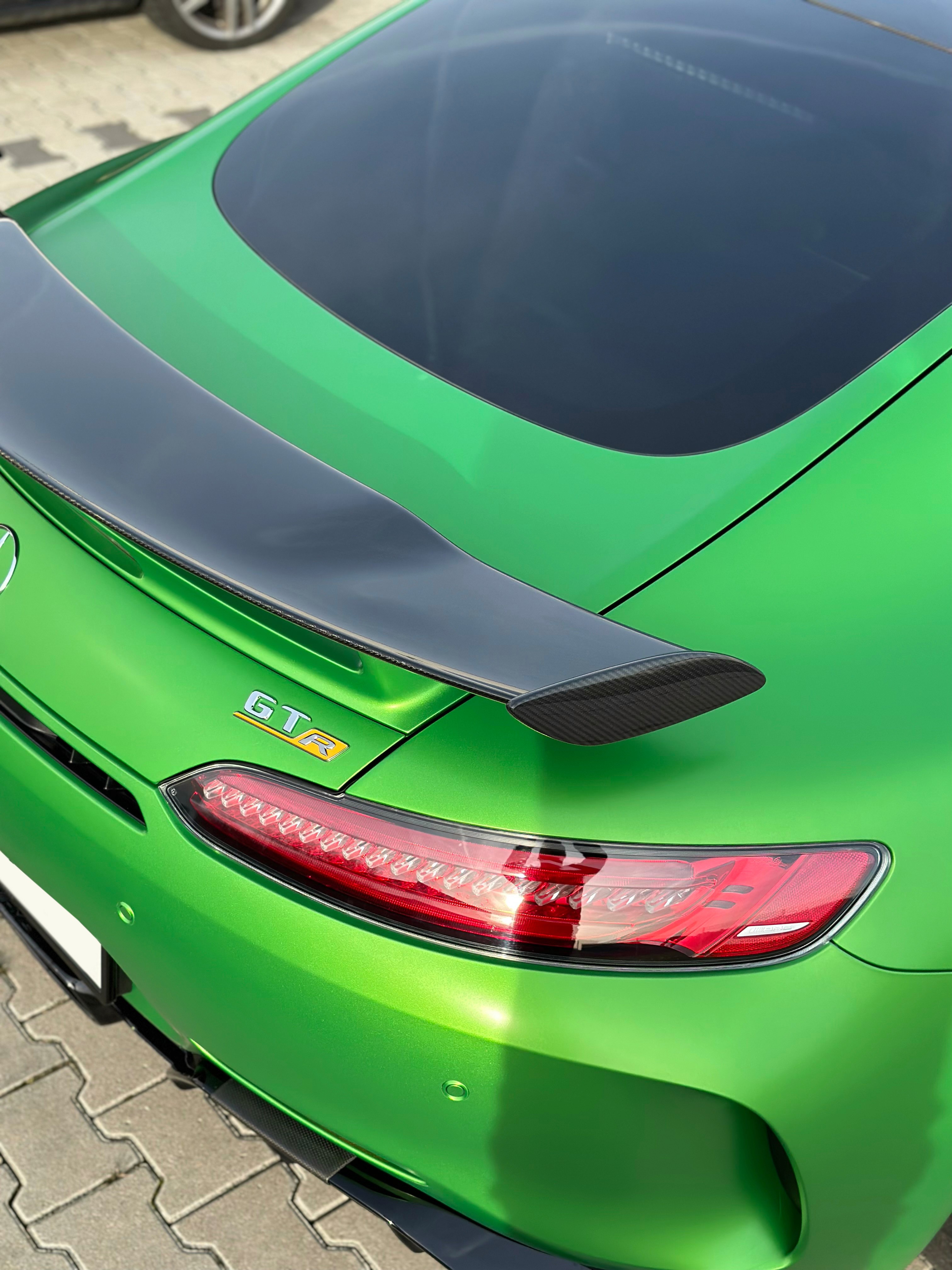Grüner Mercedes-AMG GT R mit Spoiler und LED-Rückleuchten
lackschutz
bornheim
köln
bonn
Grüner Rennwagen mit gelben Akzenten und Spoiler
lackschutz
bornheim
köln
bonn
design
livery 
cardesign
grafik
textilien
werbebeschriftung
folie
folien
lackschutz ppf