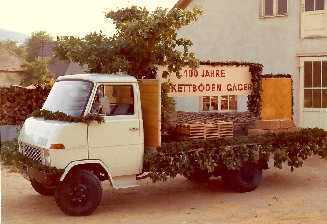 Geschmückter Lieferwagen mit Banner „100 Jahre Kettböden Gager", 1973